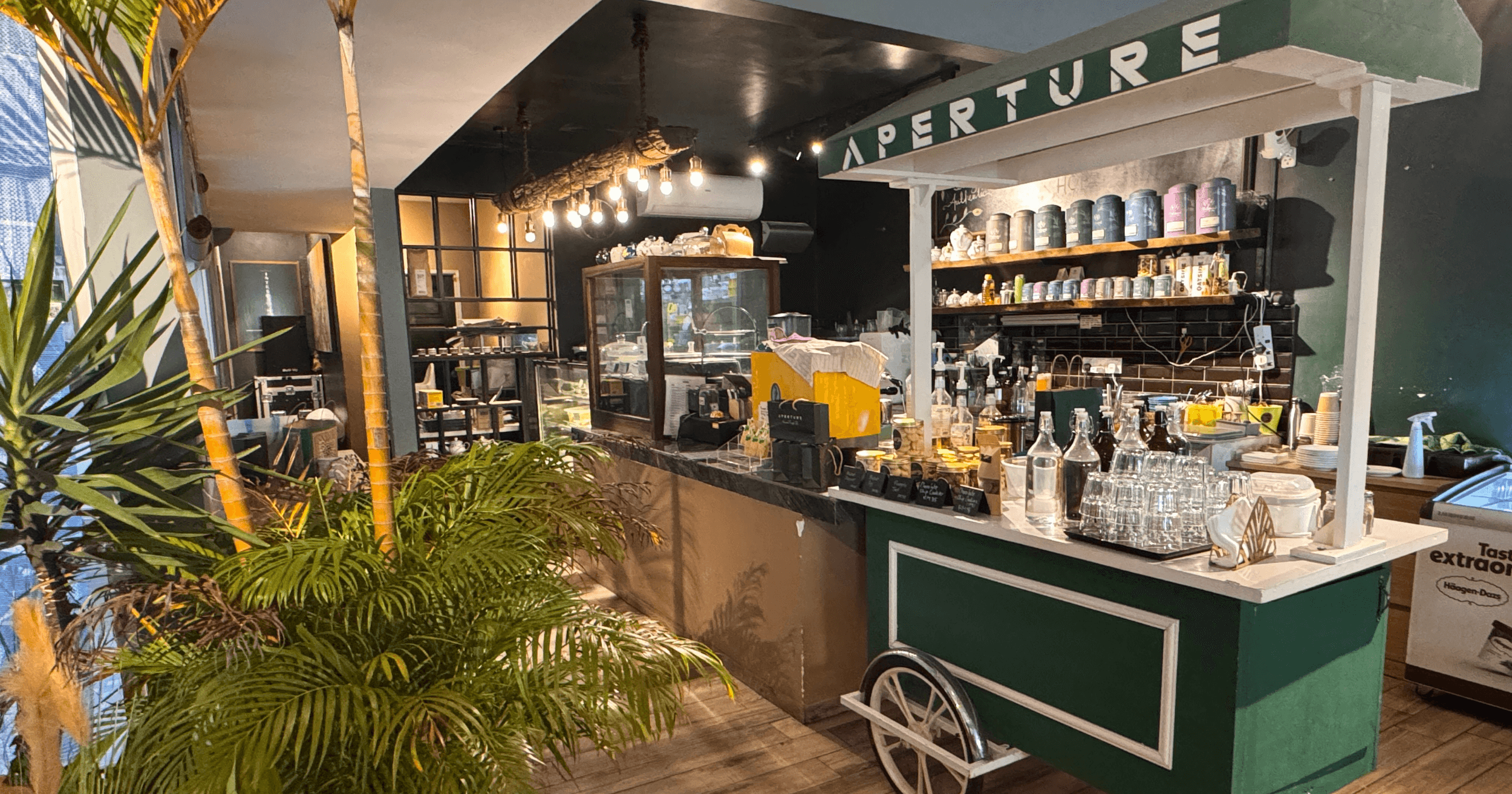 Kaunter minuman dan pastri di Aperture Cafe, TTDI.