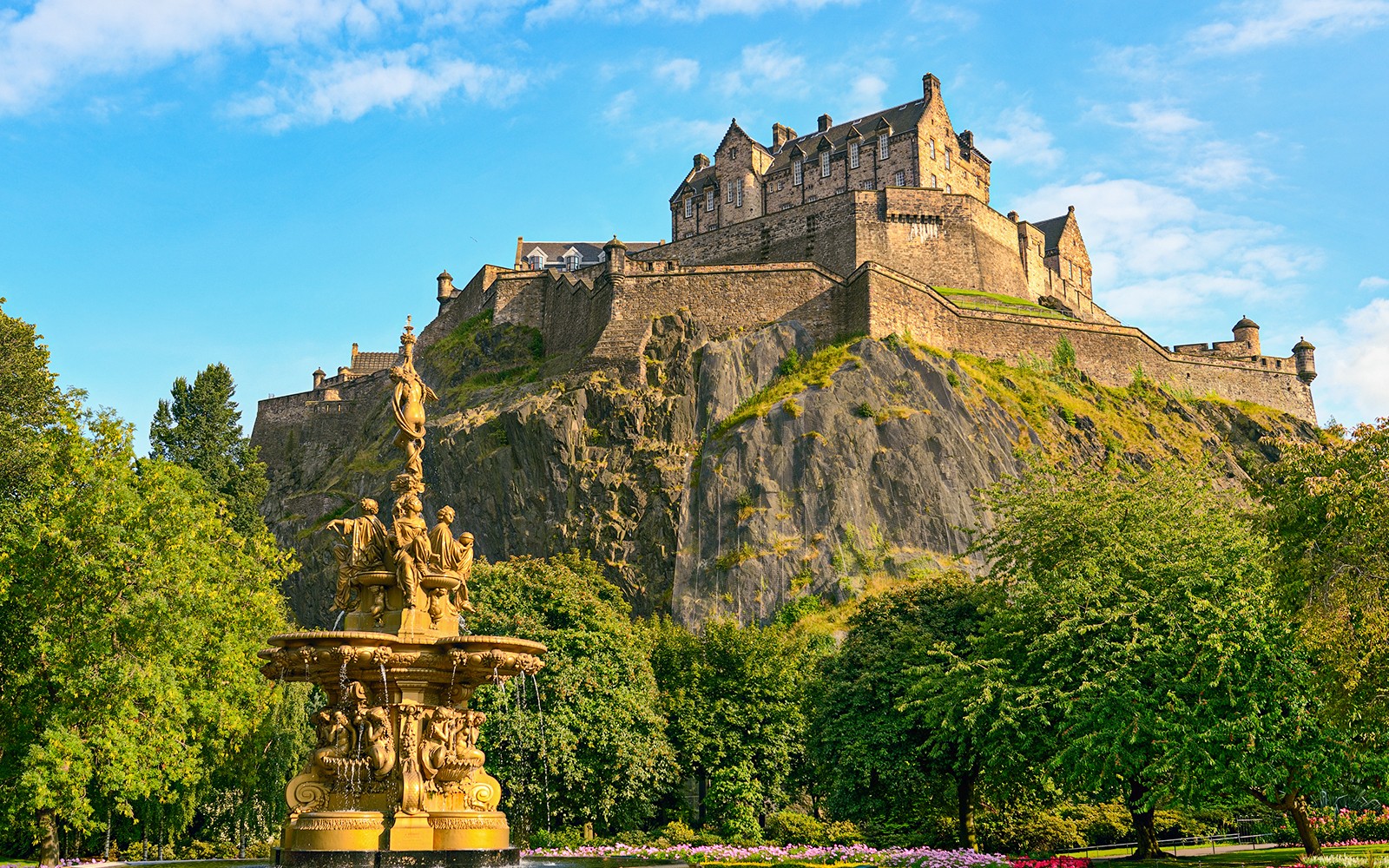 Castelo de Edimburgo com ônibus hop-on hop-off no The Royal Edinburgh Tour.