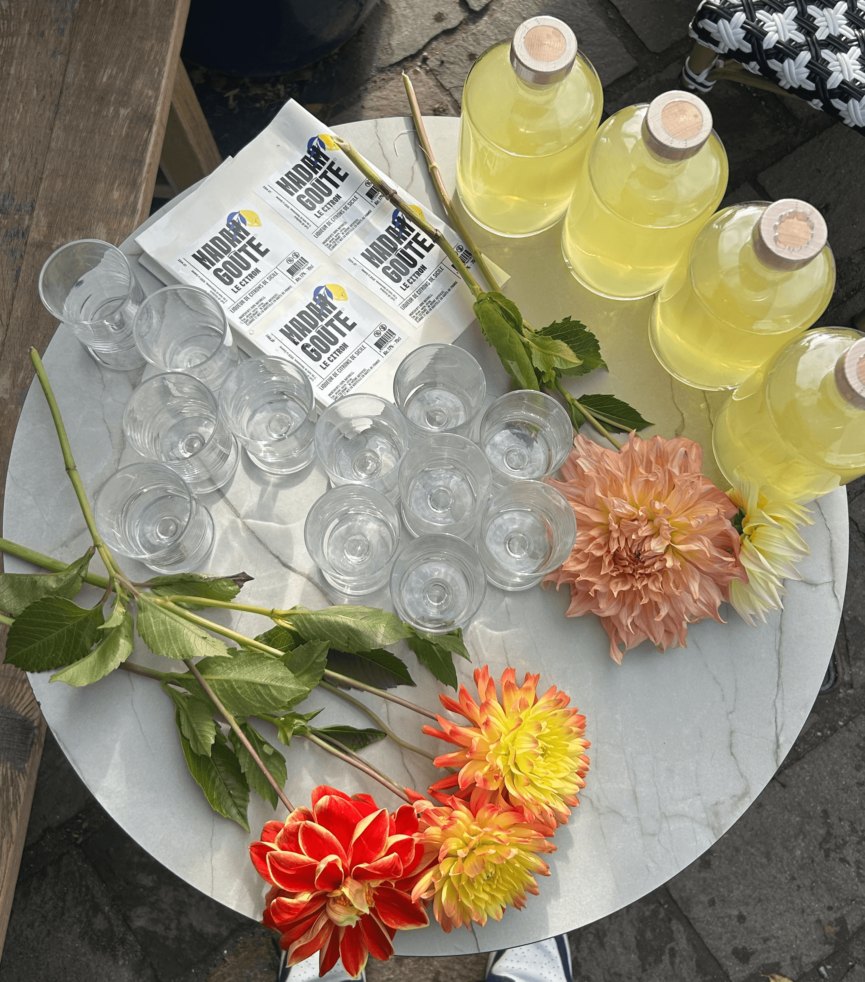 Dégustation de liqueurs artisanales Madam Goûte lors d'un événement avec verres et bouteilles