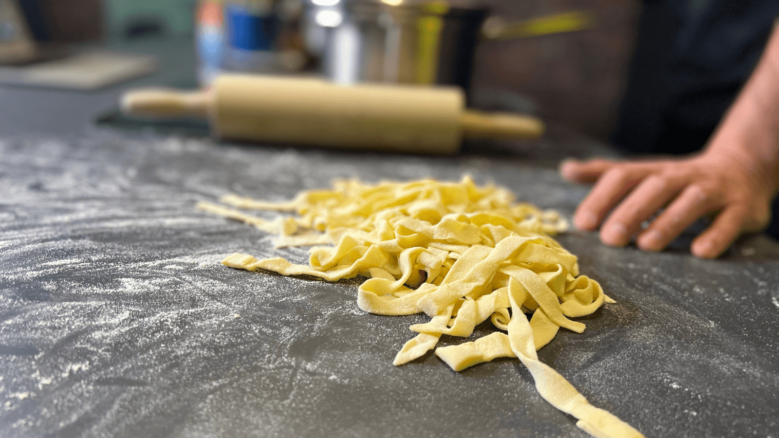 Frisch geschnittene handgemachte Pasta im Online-Pasta und Cocktail-Workshop – italienische Küche Schritt für Schritt erklärt.
