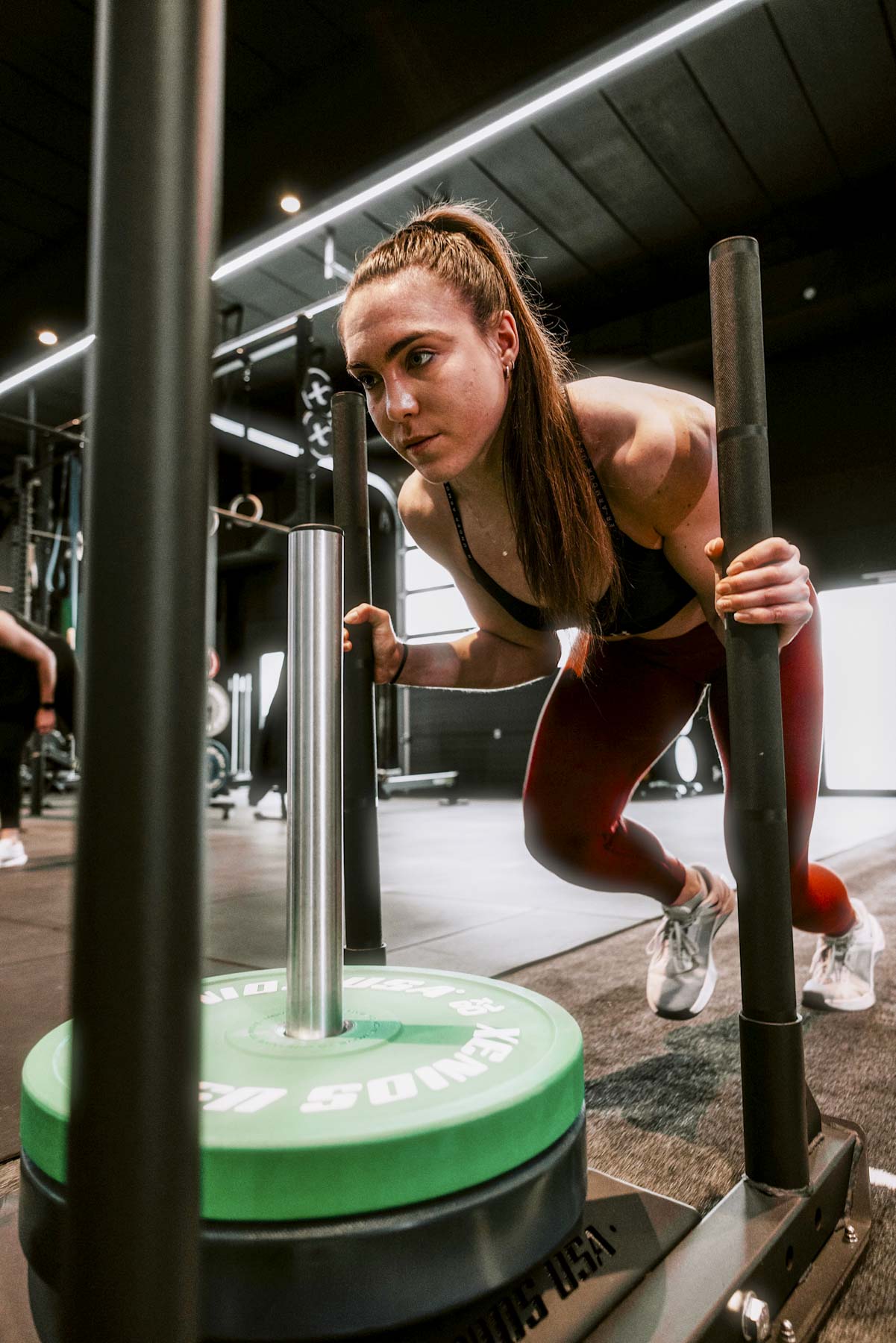 Athletin beim Sled Push im Krafttraining bei The Factory Fulda.