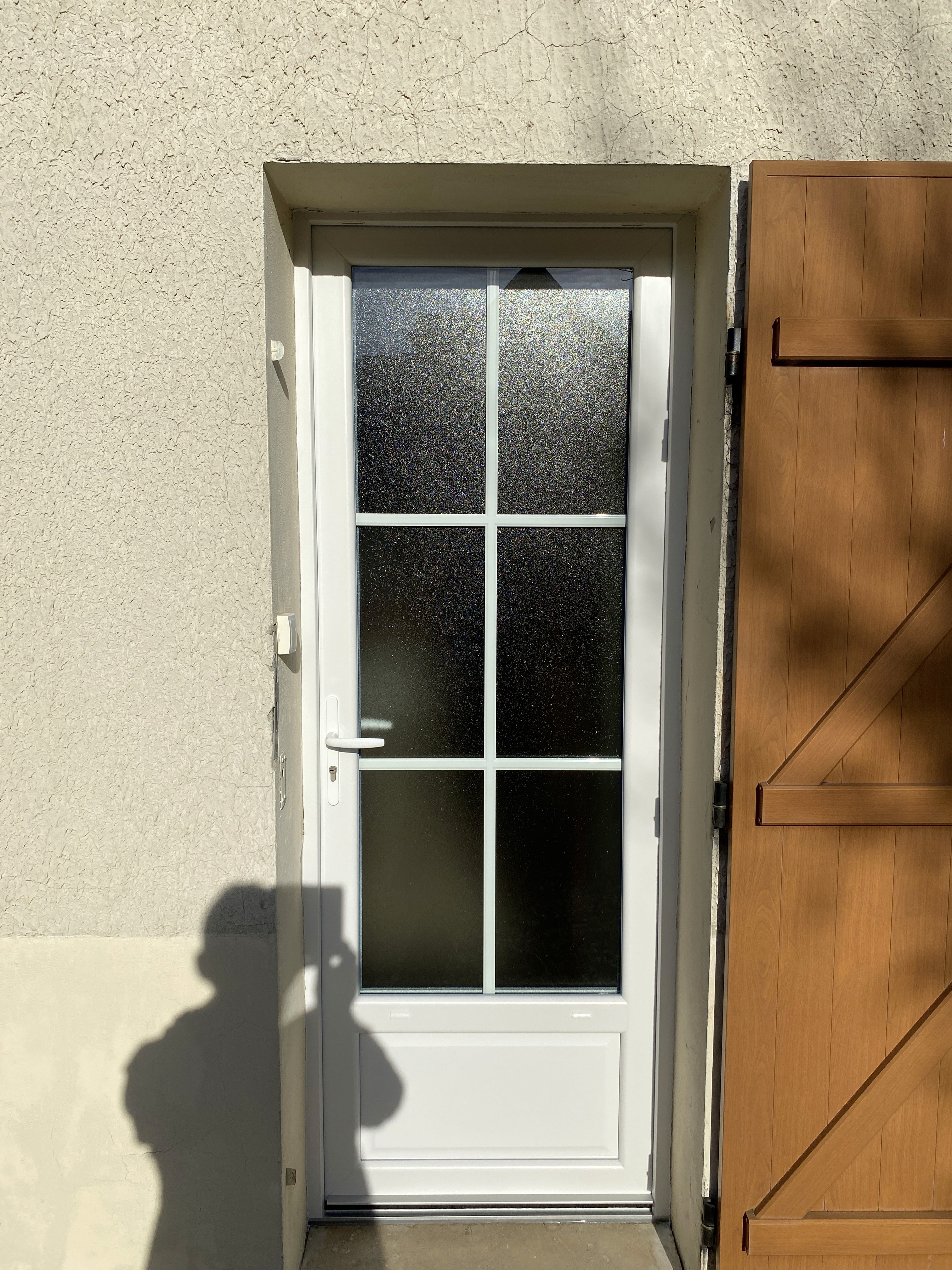 Installation de volets roulants PVC motorisés pour un confort thermique été comme hiver