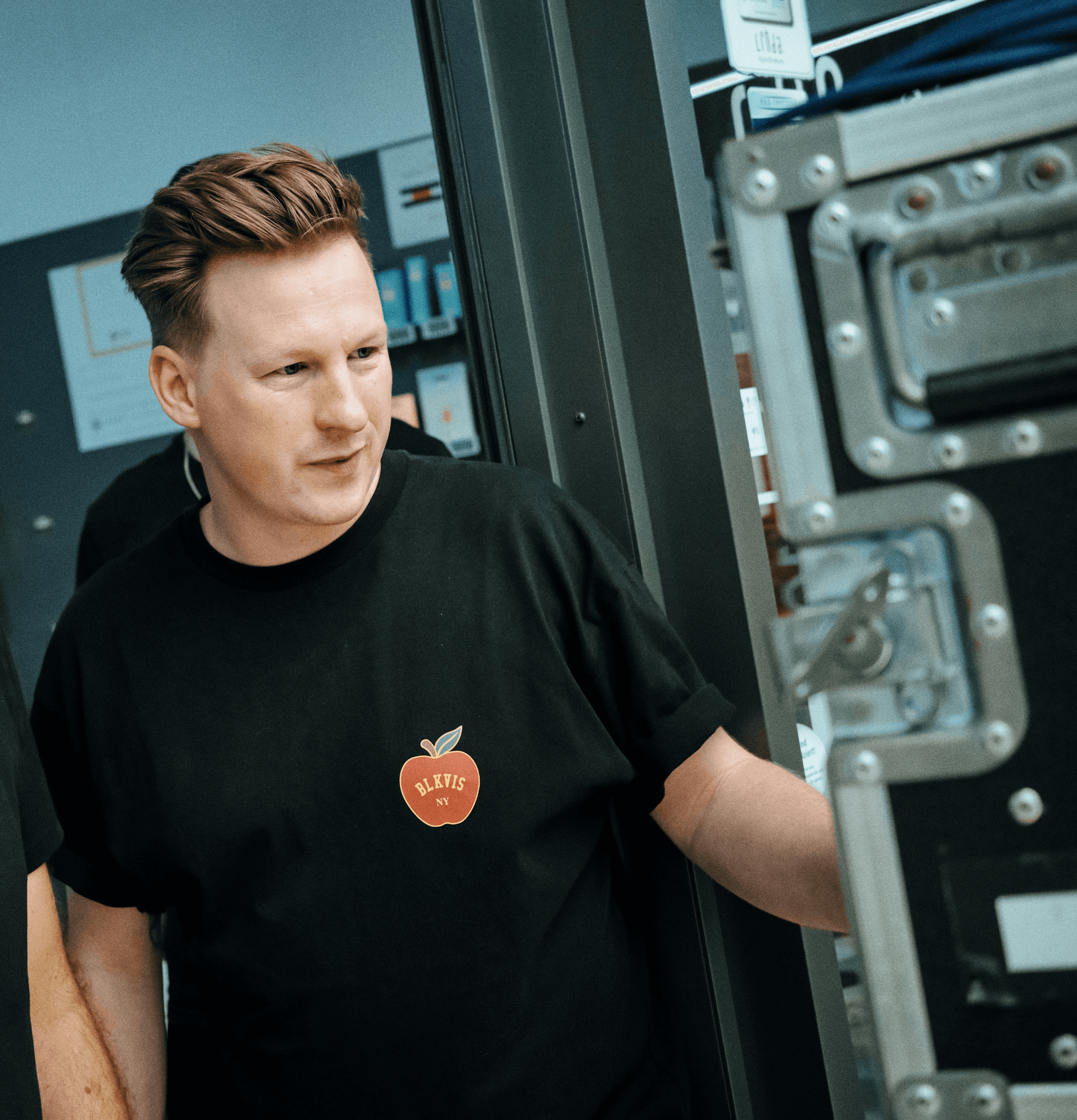 Person stand in front of a red sports oldtimer