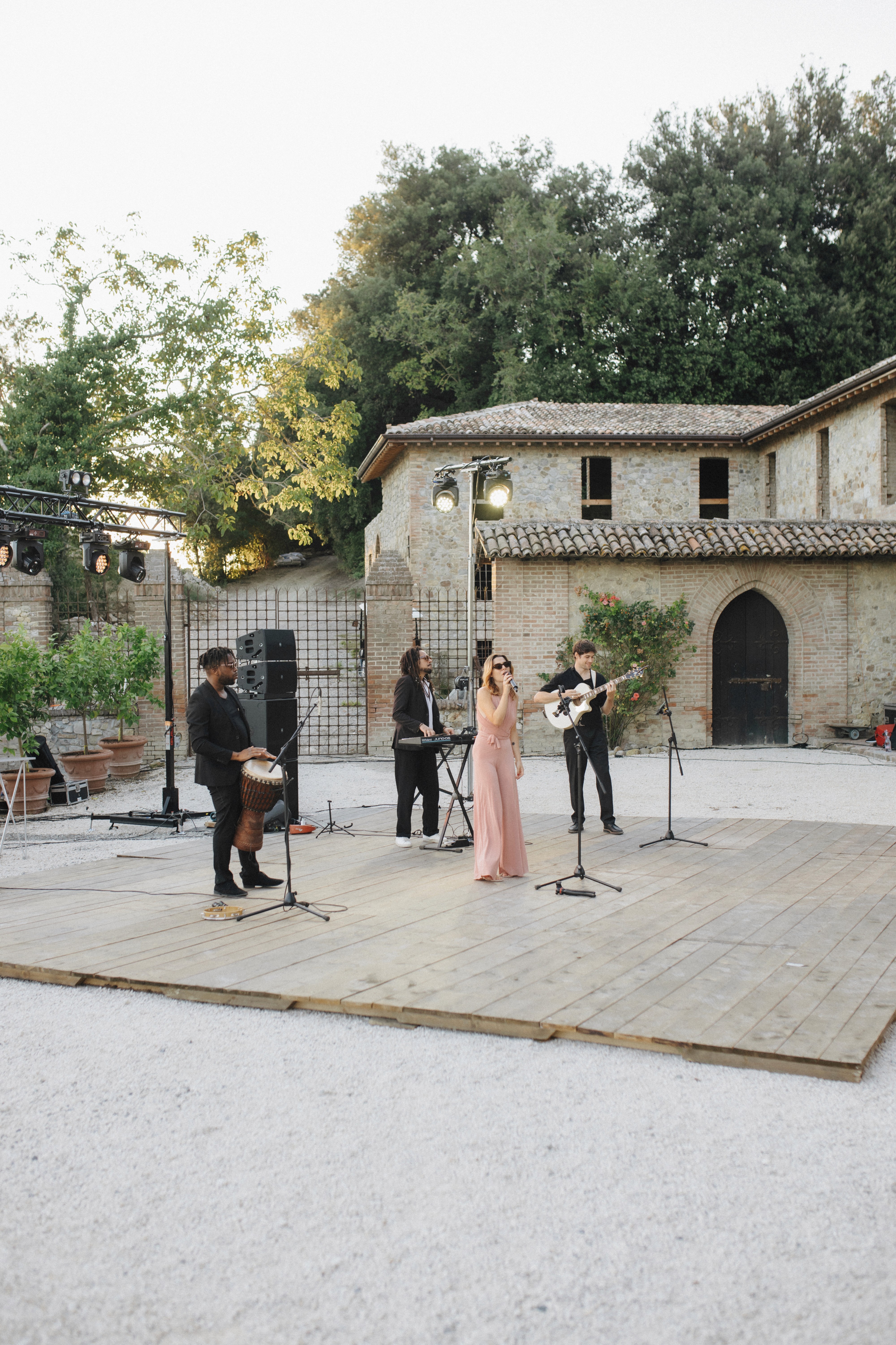 Performance musicale pendant un mariage en extérieur dans les Bouches-du-Rhône