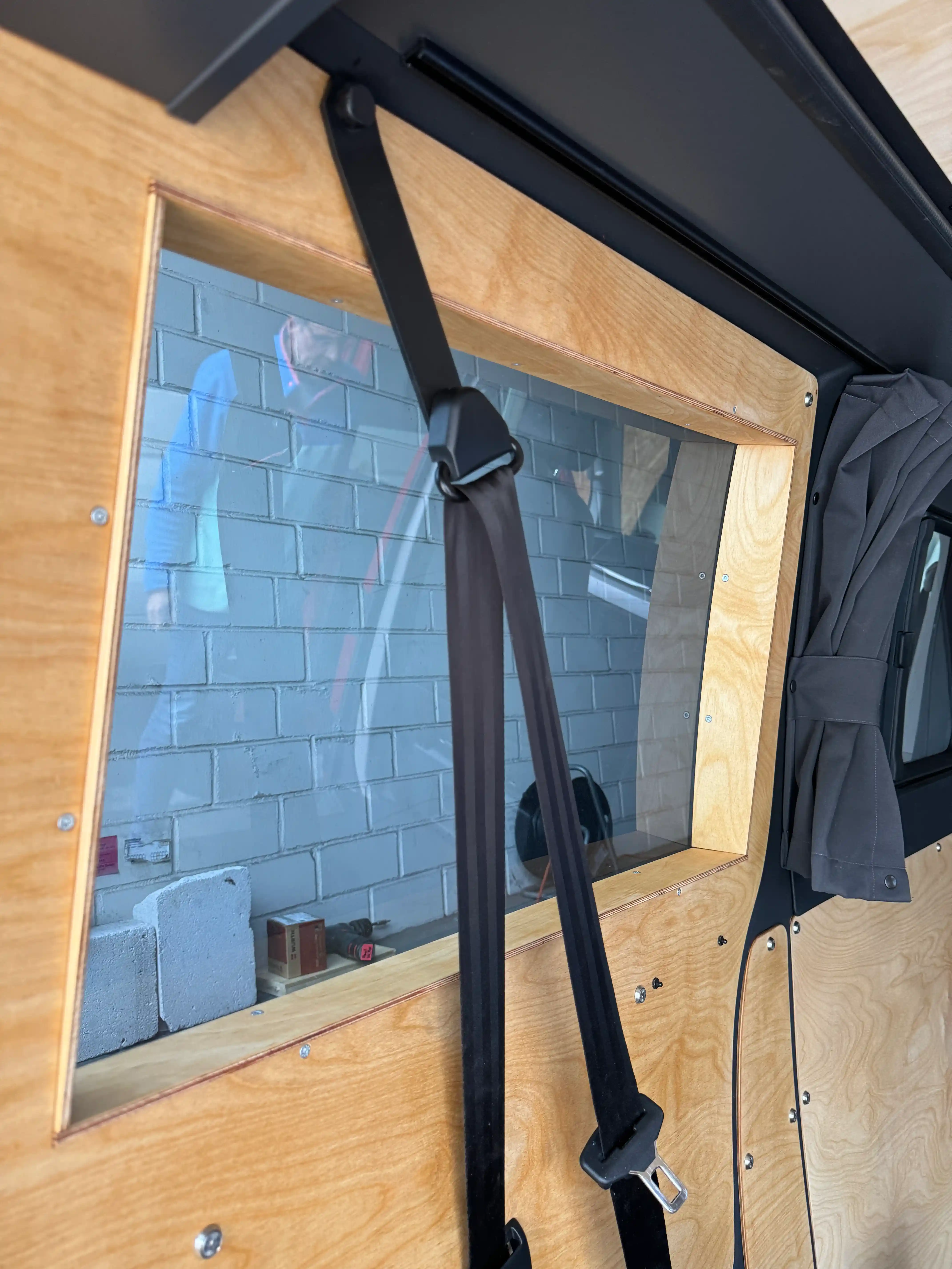 Detailaufnahme der Wellenstruktur der Akustiklampe aus Holz, zeigt Material und handgefertigte Verarbeitung