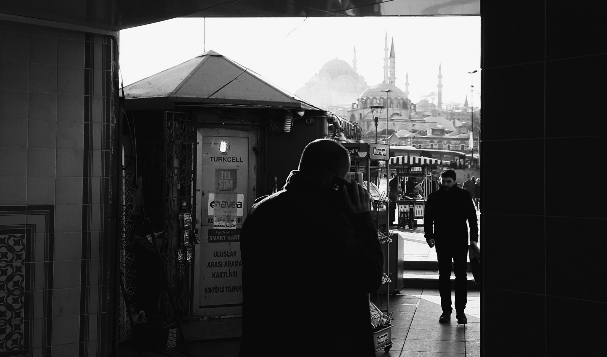 2016 yılında Sirkeci'de çektiğim, kalabalığın içinde telefonla konuşarak telaşla yürüyen bir adamın fotoğrafı.