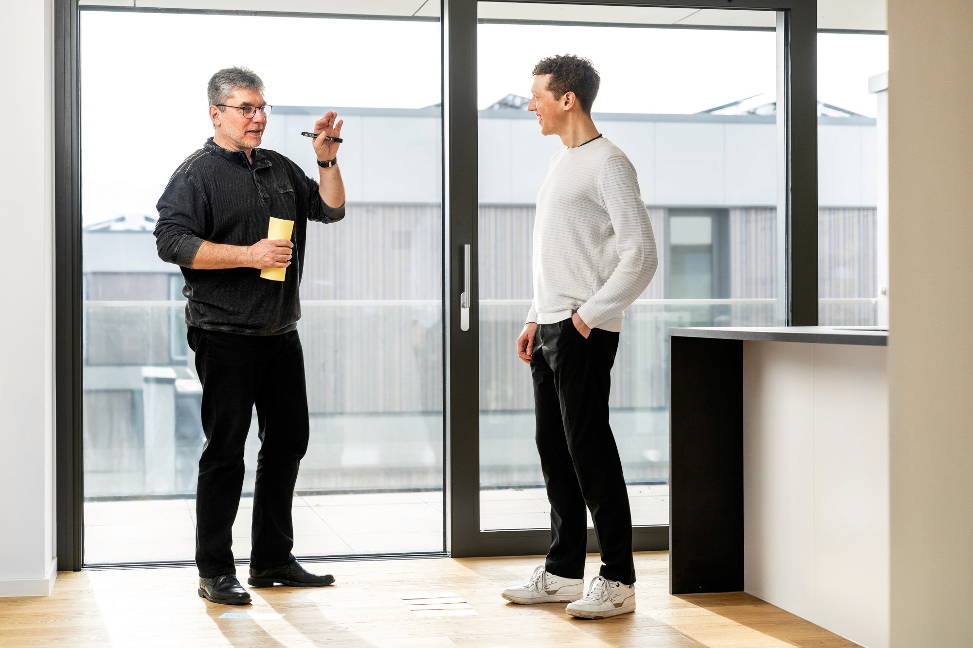 René Stautmeister und Uni-Absolvent im persönlichen Coaching-Gespräch