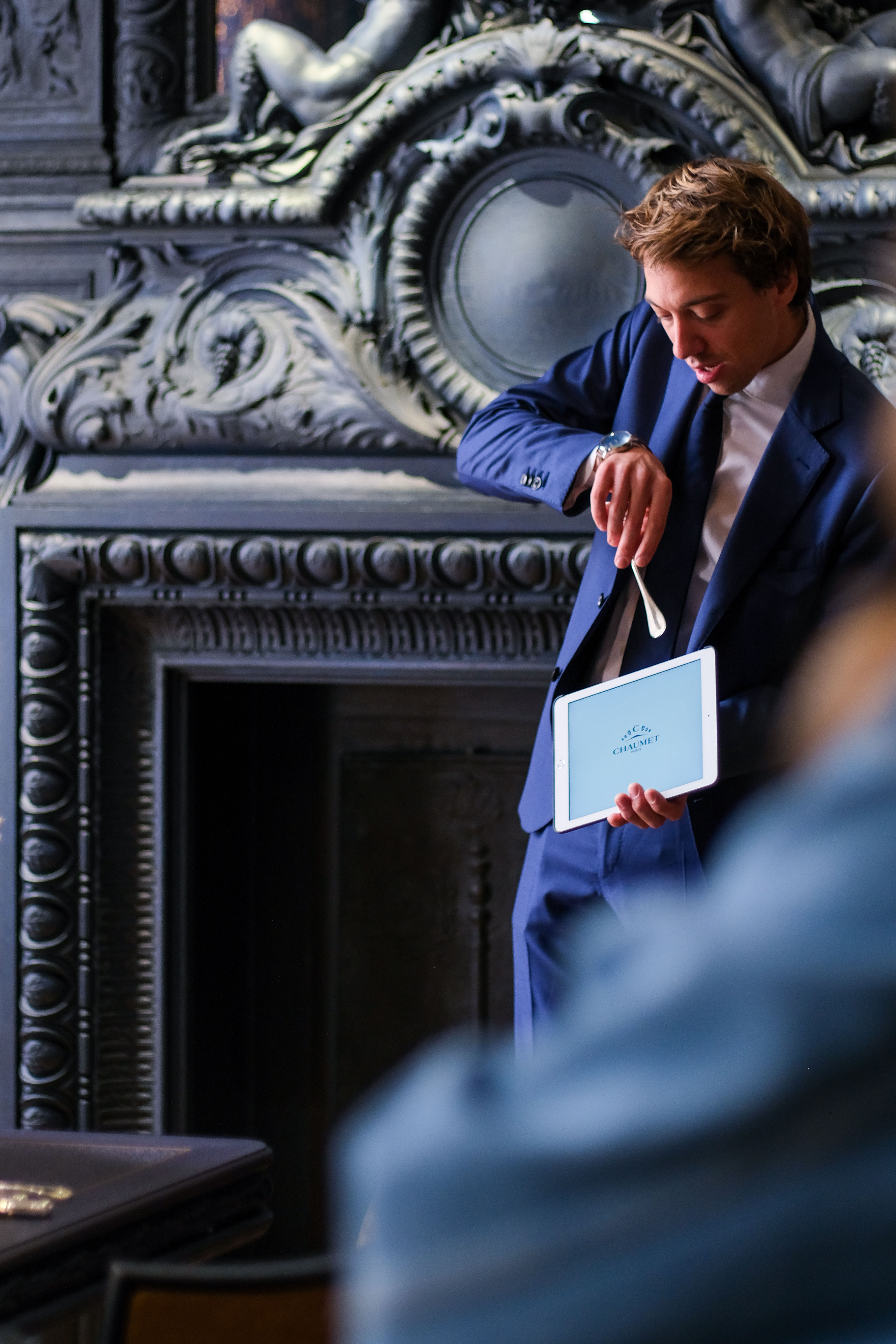 Levitation of a crown for Chaumet