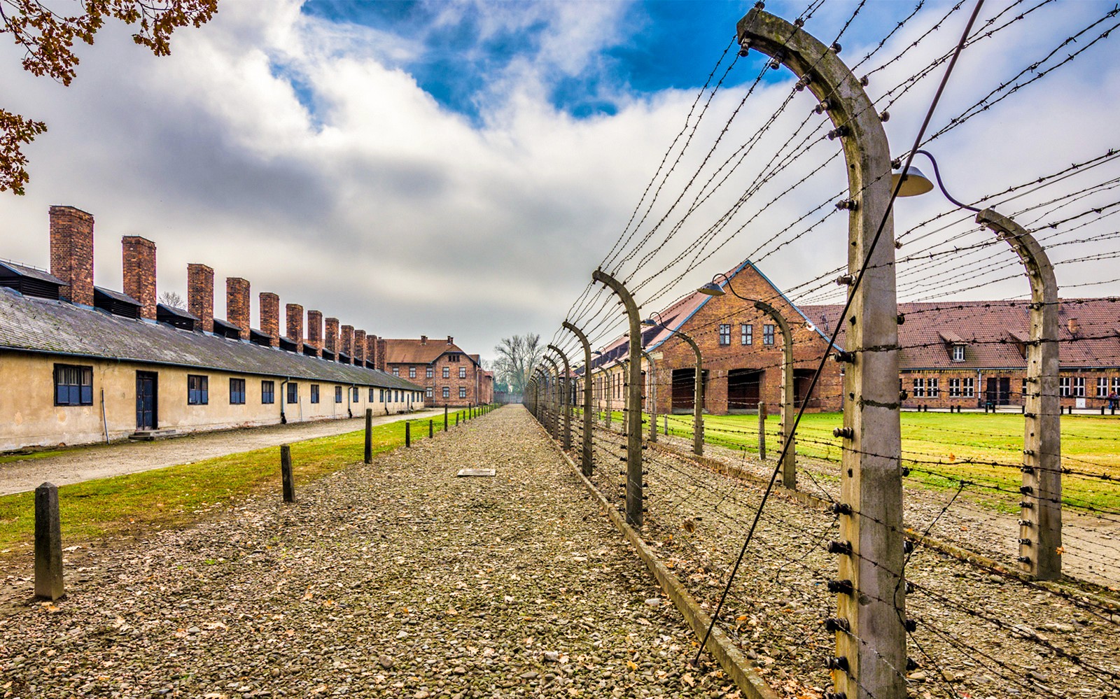 Byggingar útrýmingarbúðanna Auschwitz-Birkenau og gaddavírsgirðing í Póllandi.