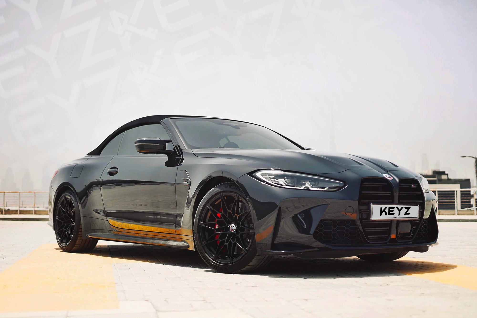 Vue extérieure BMW M4 Competition Cabriolet Noir – Location Sportive à Dubaï | Keyz Rent