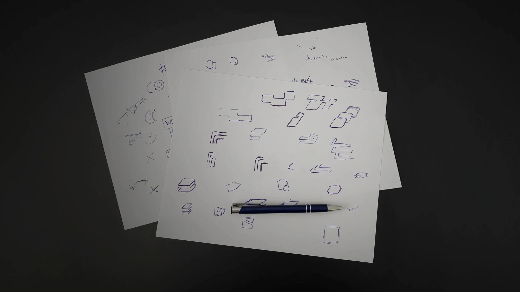 Ein Bild der ersten Entwürfe und Sketches vom Logo von Wert an Lage.