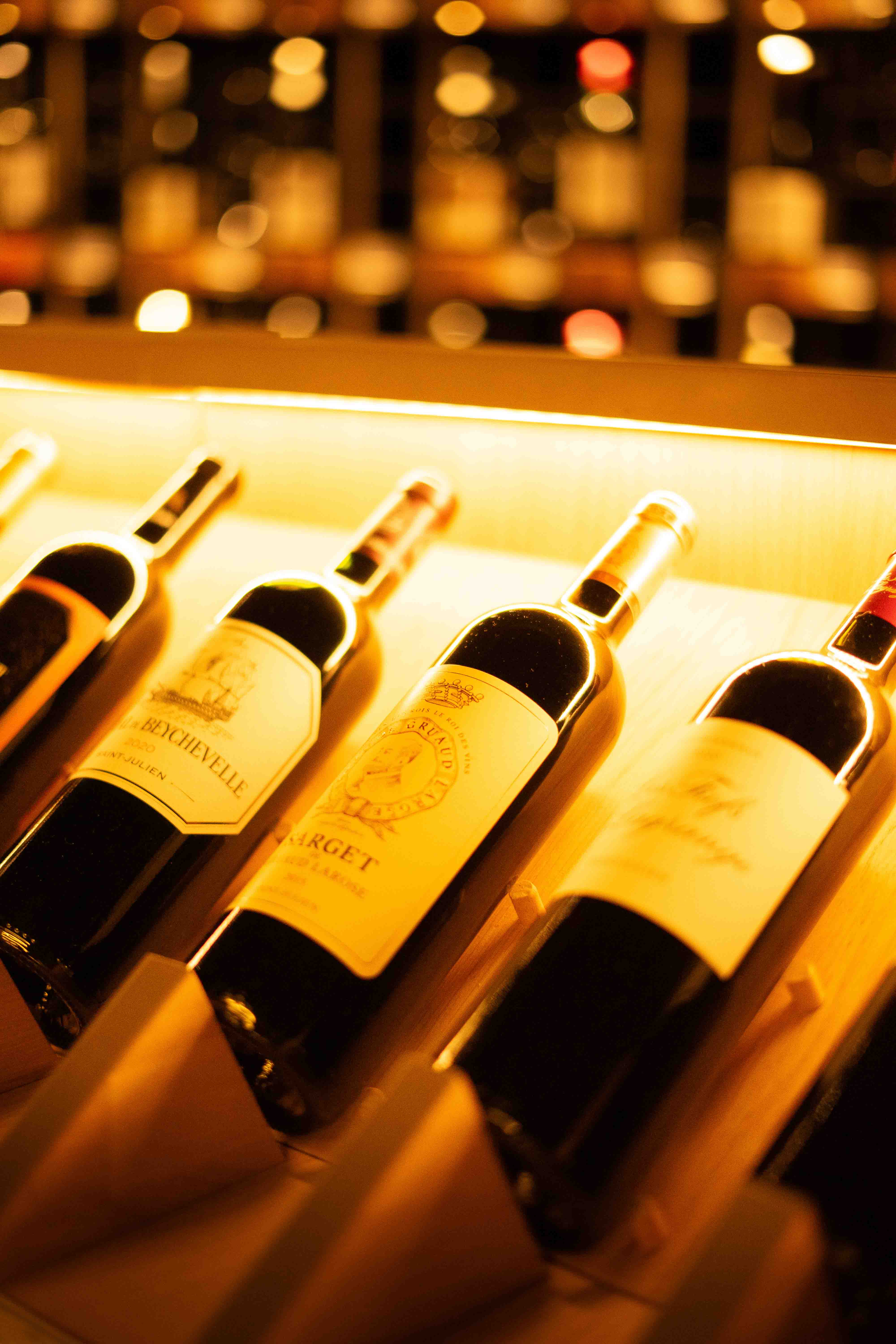 Bouteilles de vins exposées dans une cave élégante