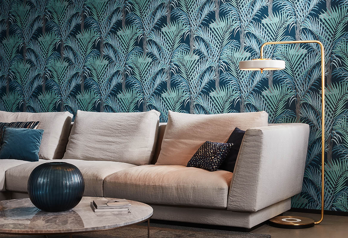 palm behang blauw met beige bank 