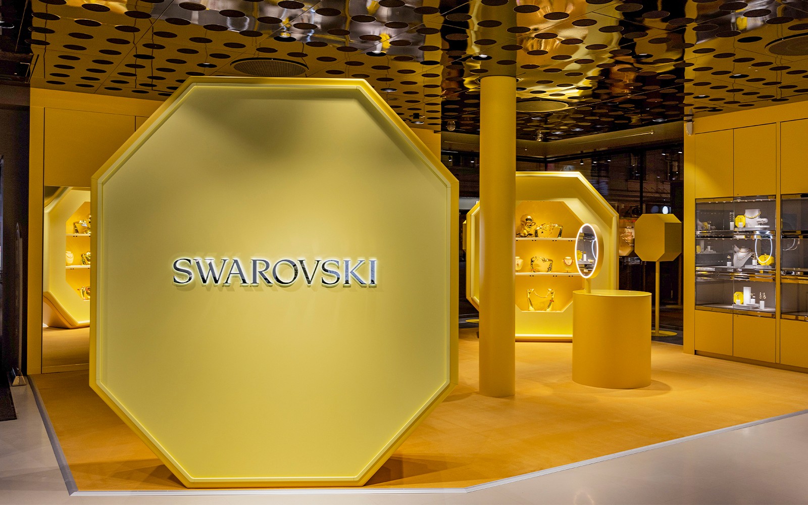Swarovski-Ausstellungsbereich in Wien mit Schmuck und Dekorationsartikeln.