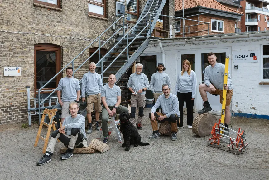 Team of the company raumkreativ tischlerei mb standing in front of a van.