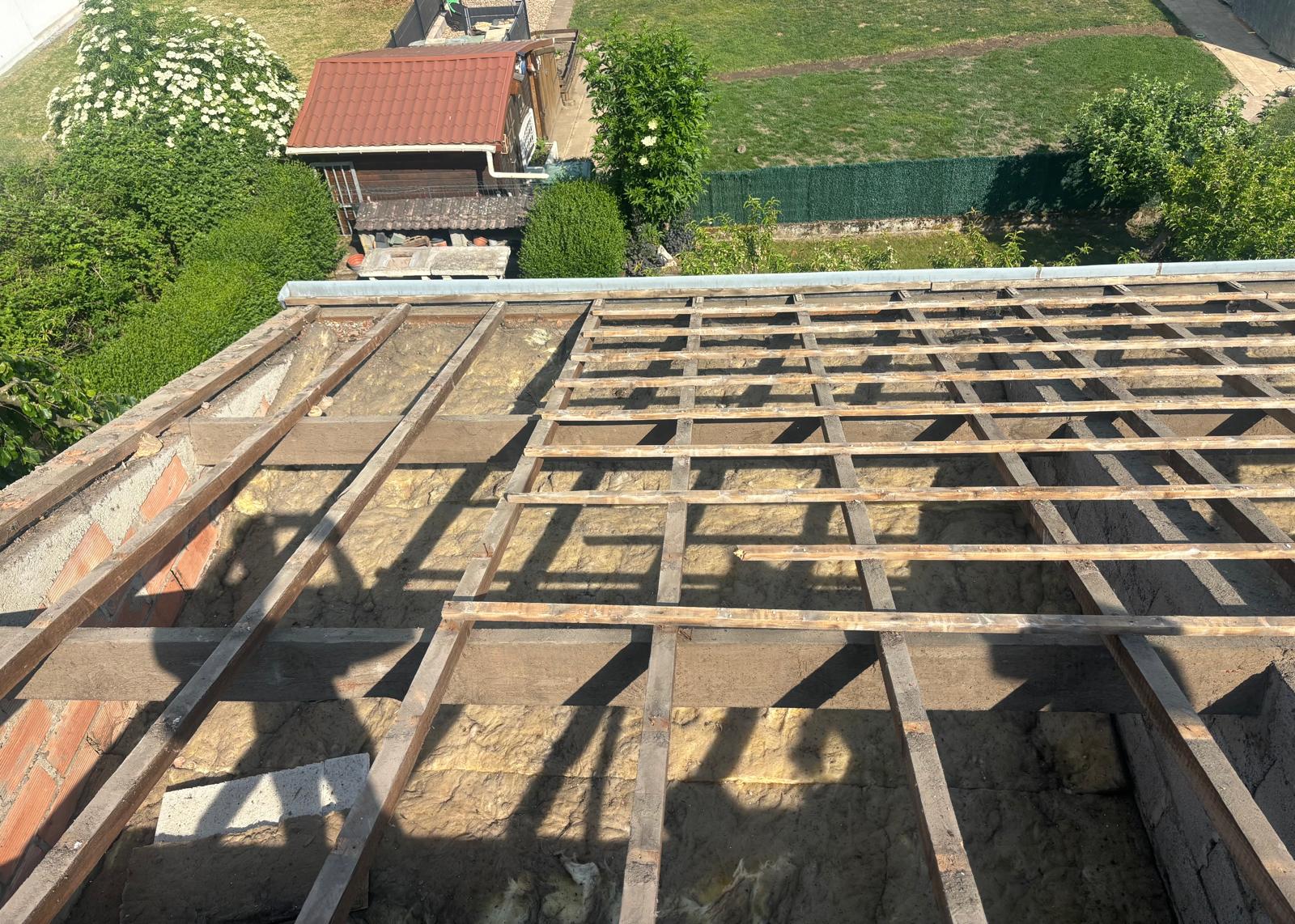 Charpente en bois d'une maison messine avec traces de condensation avant traitement
