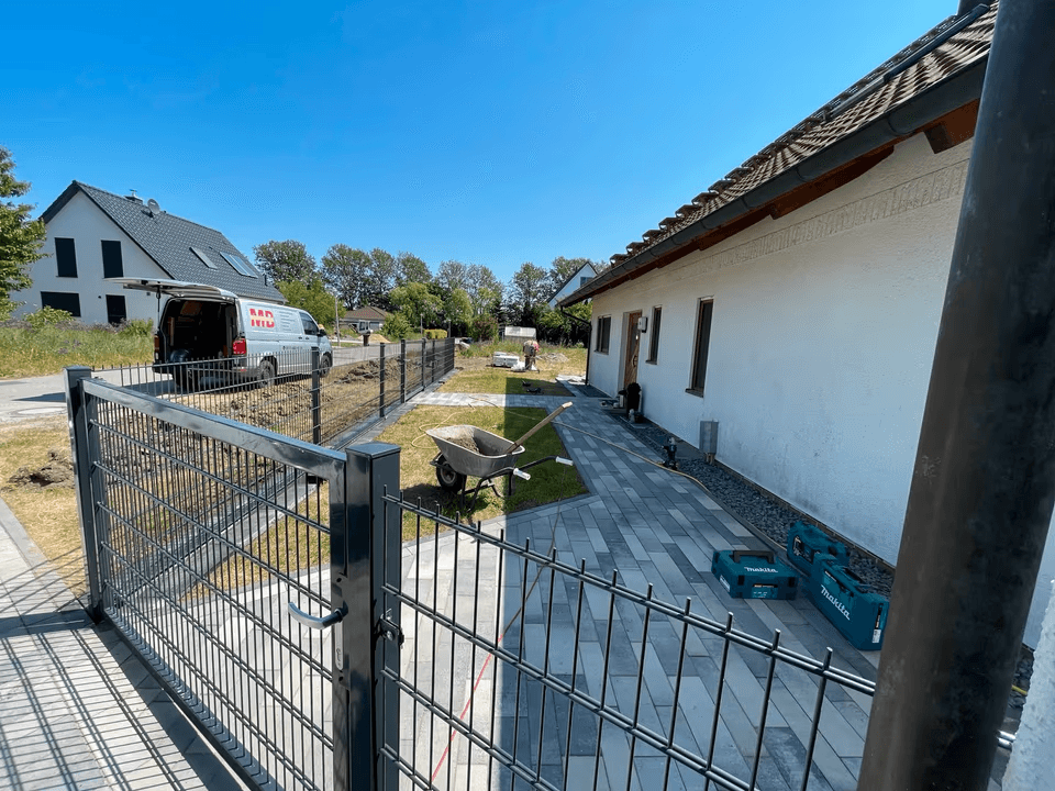 Metallzaun im Vorgarten eines Einfamilienhauses in Jabel im Aufbau