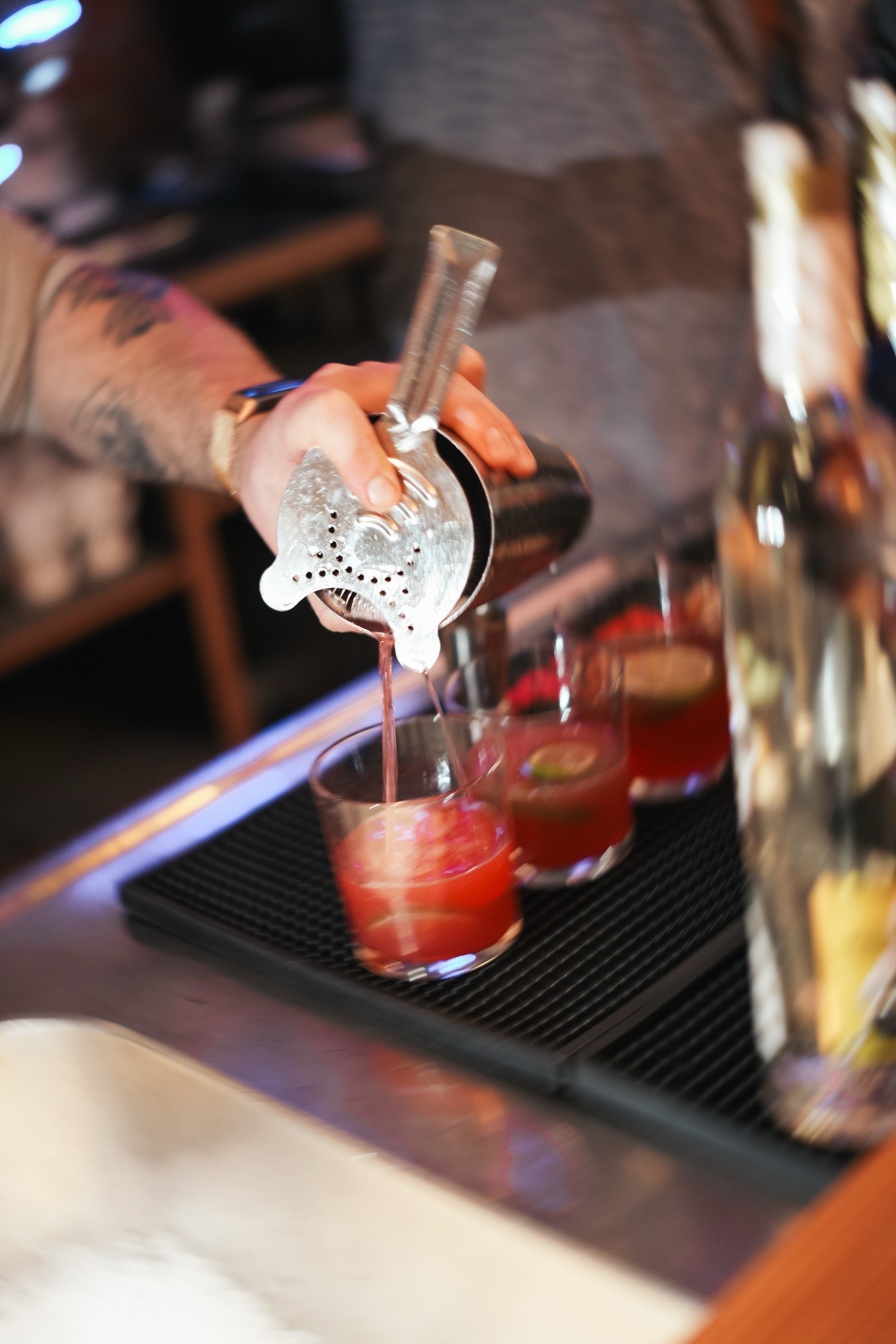 Barkeeper giesst einen Drink ab