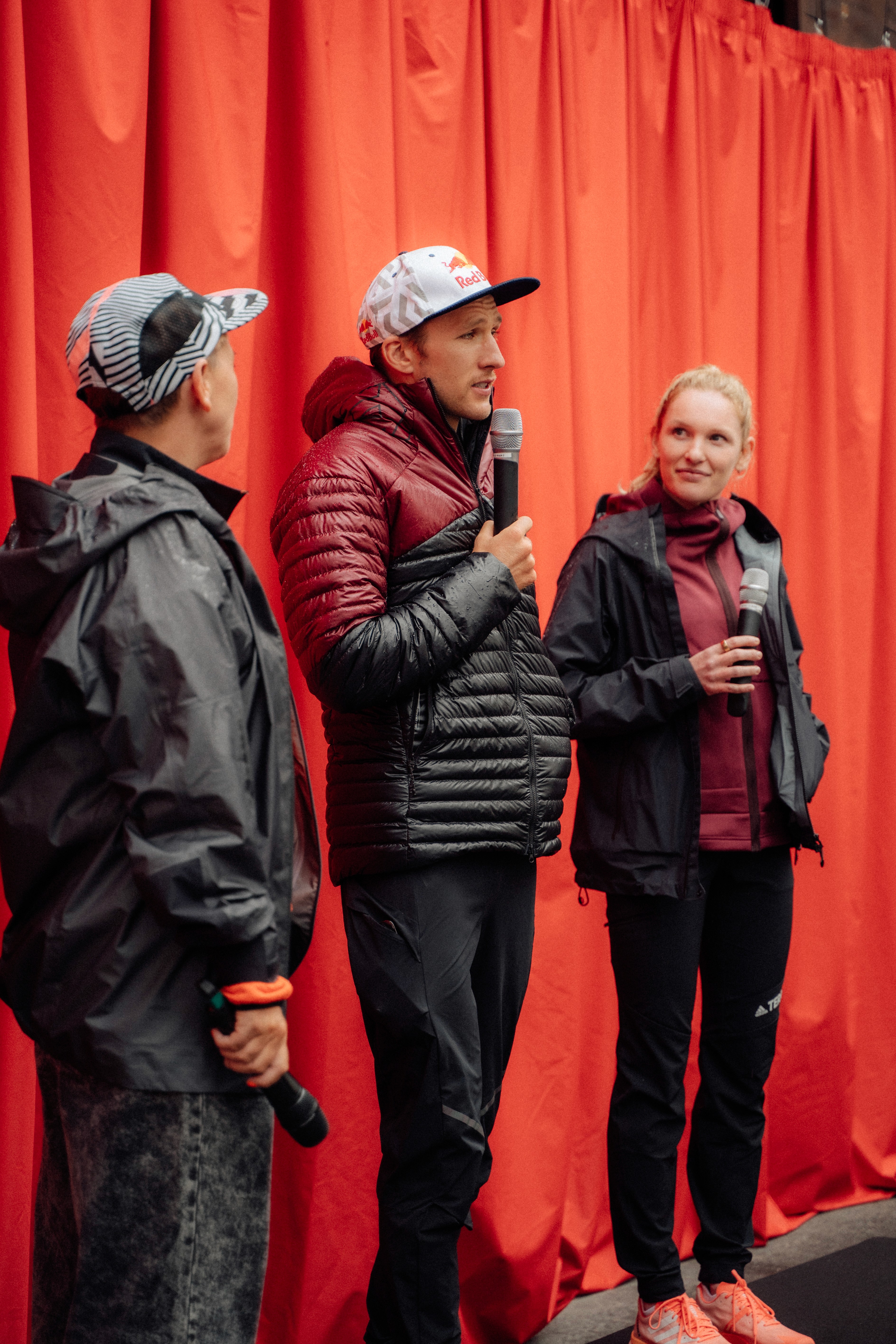 Vélo et camion Adidas Terrex lors d’un événement outdoor à Chamonix, avec public et animations en plein air.