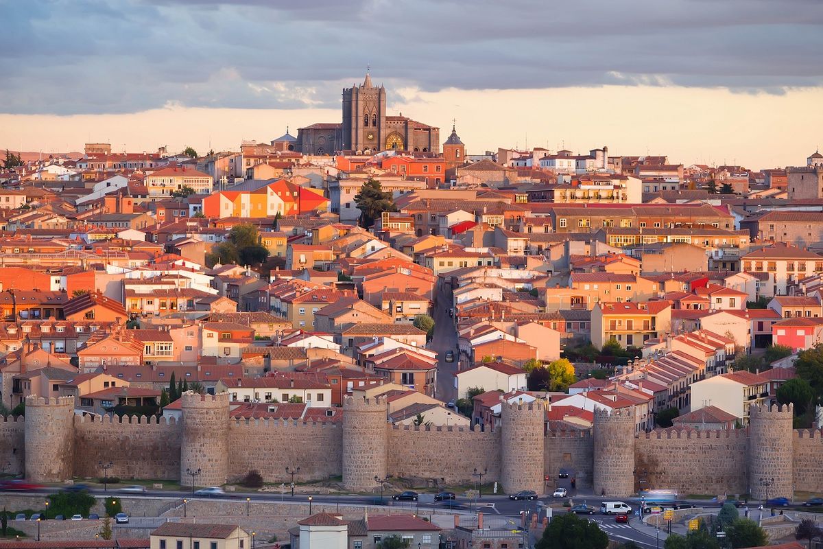 vista panorámica de la ciudad de Ávila con la muralla medieval