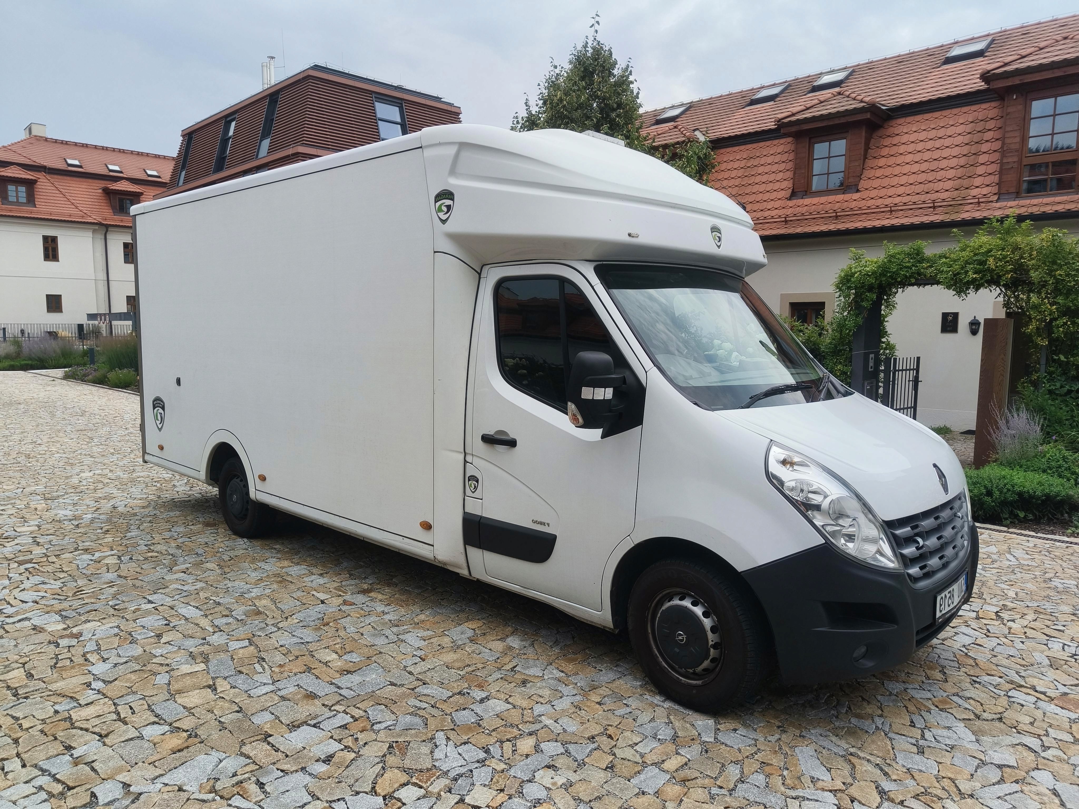 Надёжные переезды в Праге и Чехии — профессиональная команда грузчиков и чистый транспорт для переезда.