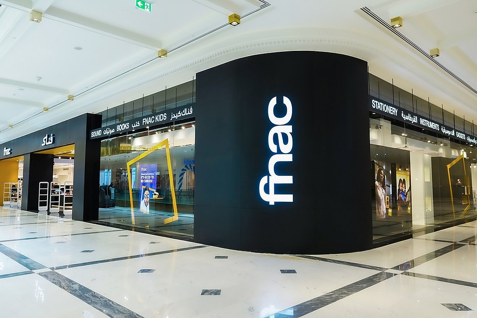 La rotonde noire de la Fnac à Place Vendôme, à Lusail, avec le logo blanc éclairé au-dessus de la galerie, le magasin qui vend des livres en français