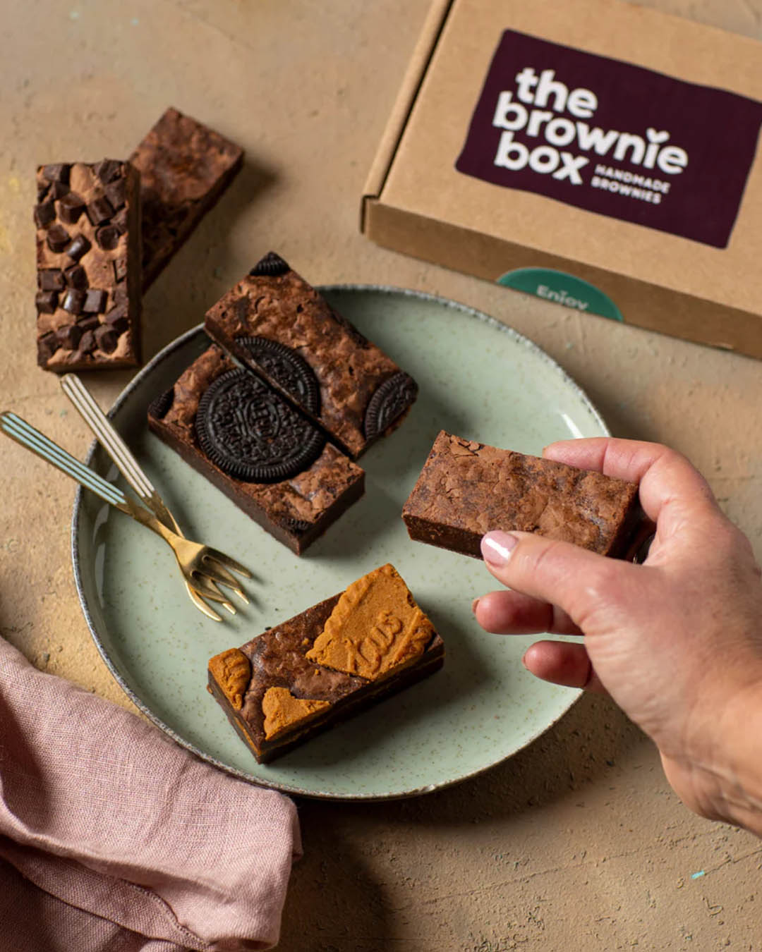 Brownie's met oreo van The Brownie Box op een bord