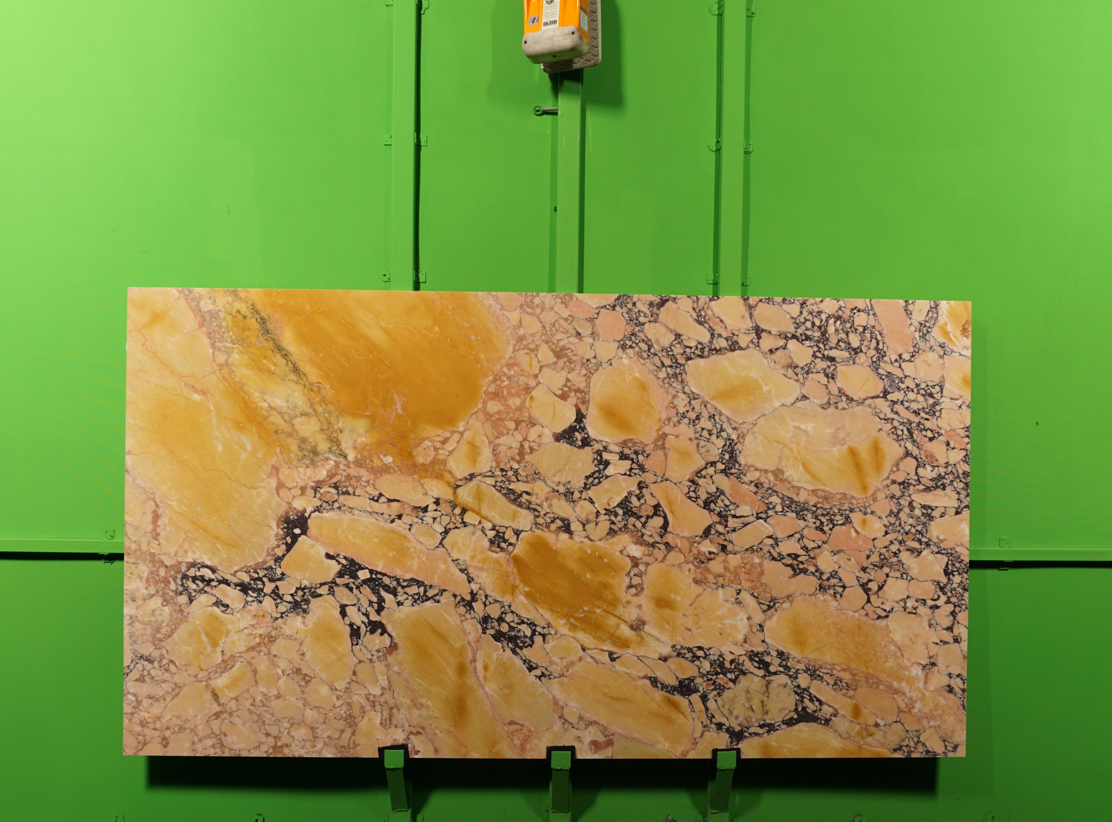 Breccia Corallina Marmor Natursteinplatte mit goldenen Fragmenten und dunkler Matrix bei Uniiqo Naturstein Berlin