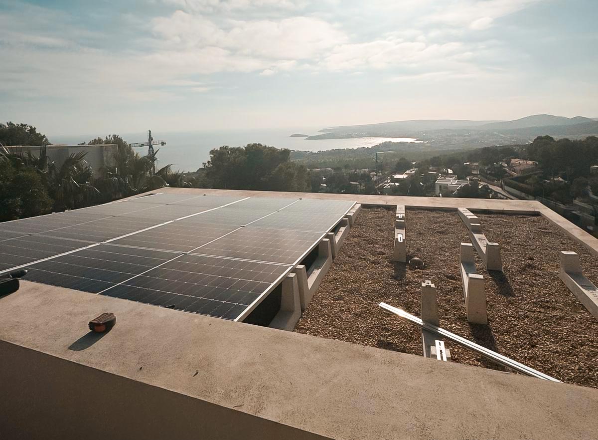 Photovoltaikanlage auf einem Flachdach mit Blick über die Landschaft
