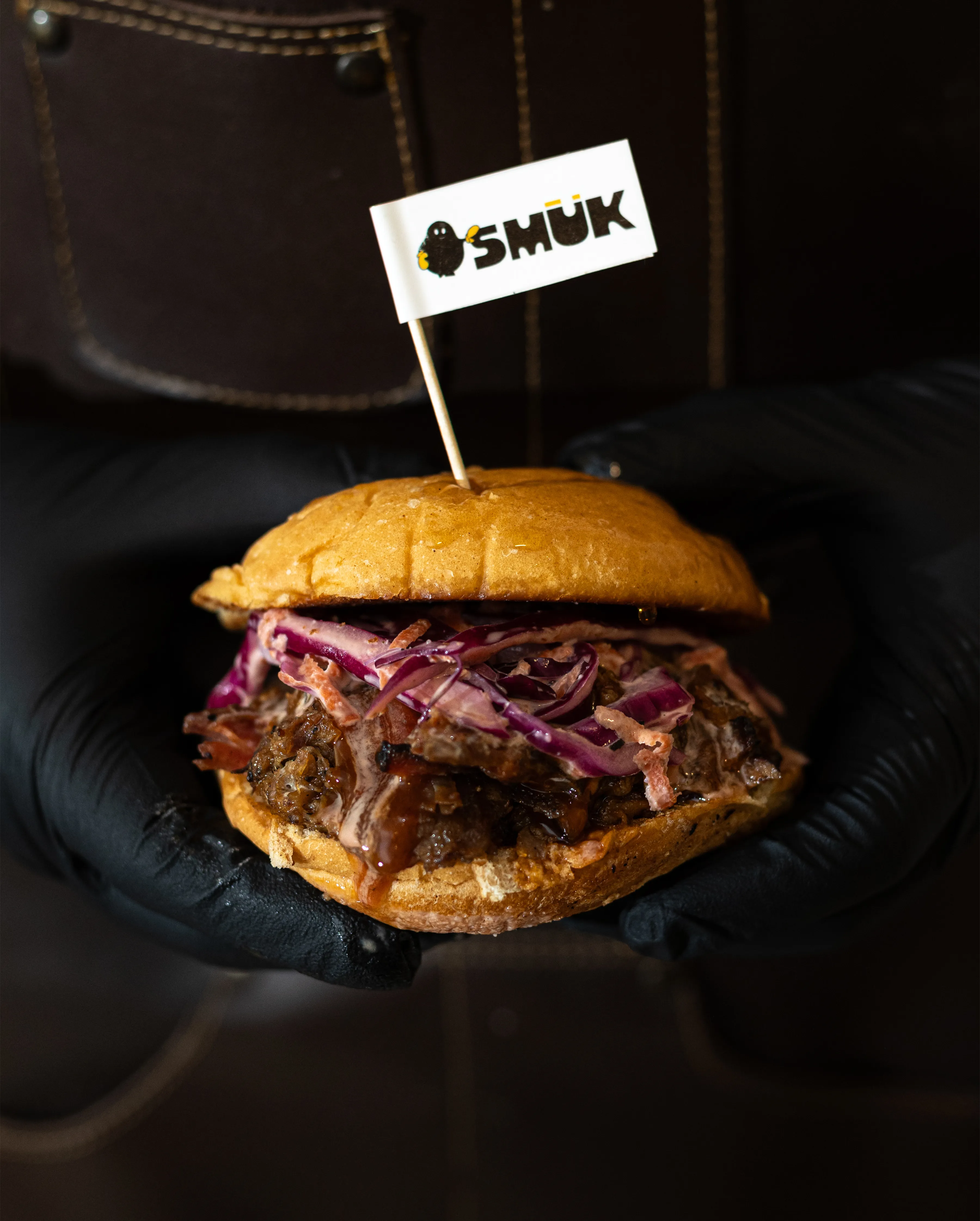 Primer plano de hamburguesa Smük con carne y col morada