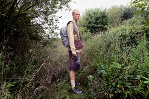 Dans le lookbook de la marque Danoise Another Aspect, le mannequin porte un costume gris et une chemise blanche