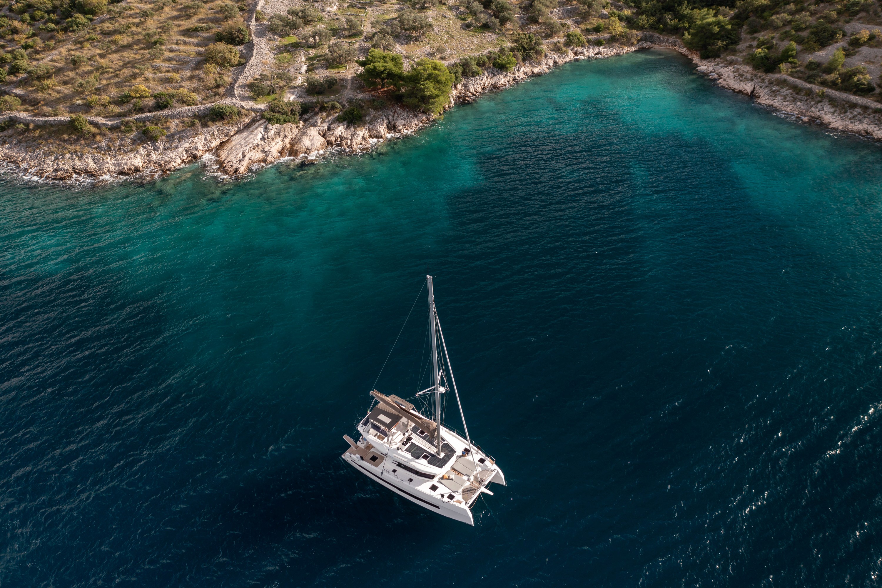 Catamaran Cervetti 44 sail en una cala