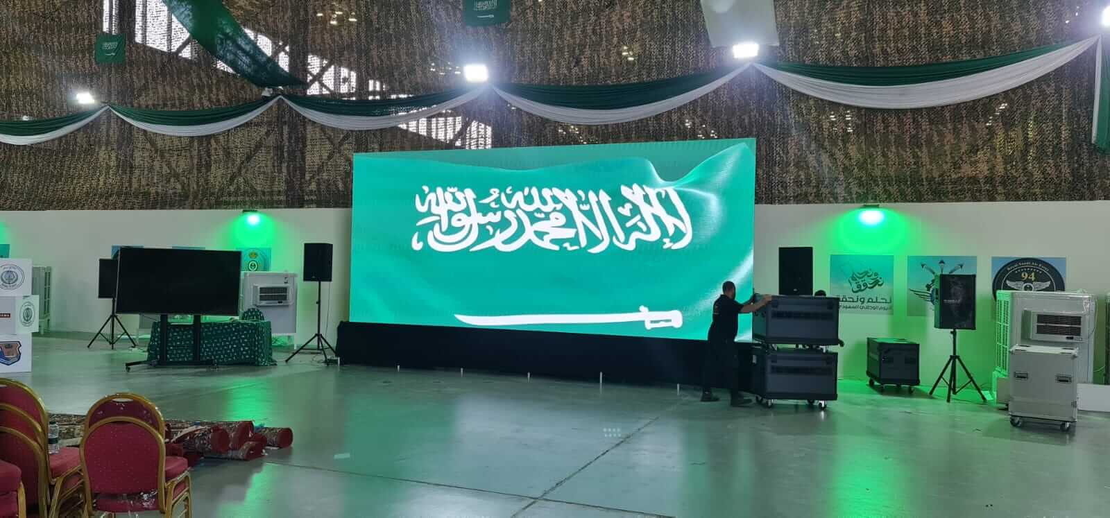 شاشة LED تم تركيبها في قاعدة الملك فهد الجوية