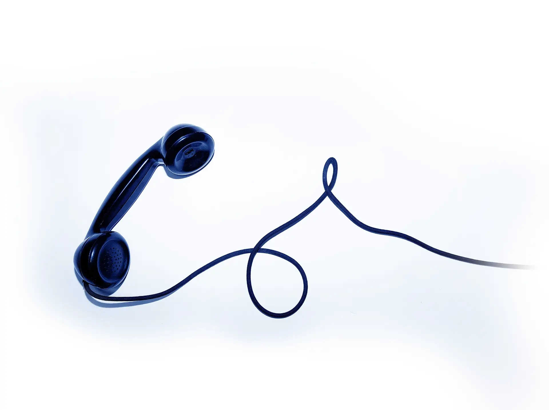 Kontakt z firmą Bel-Meb – czarna słuchawka telefonu retro jako symbol szybkiej komunikacji z klientem.