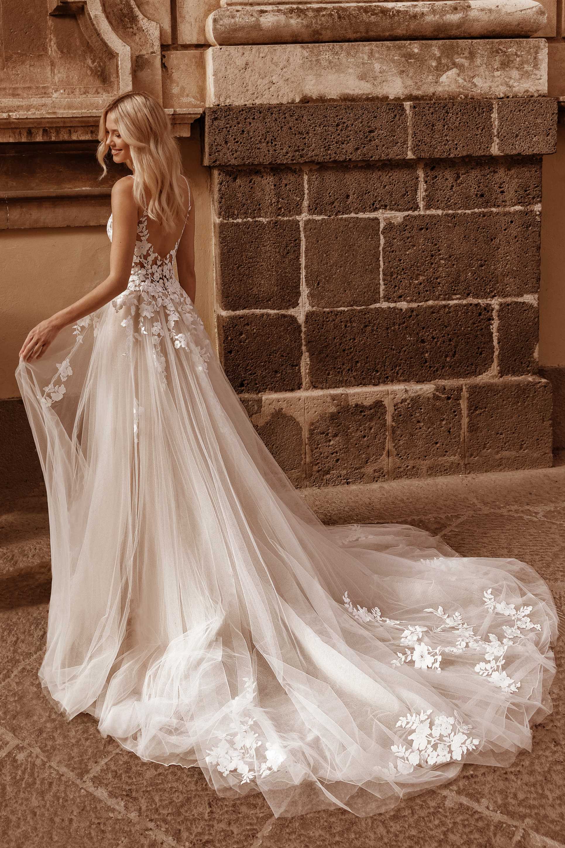 Hochzeitskleid mit Spitzendetails und weitem Rock