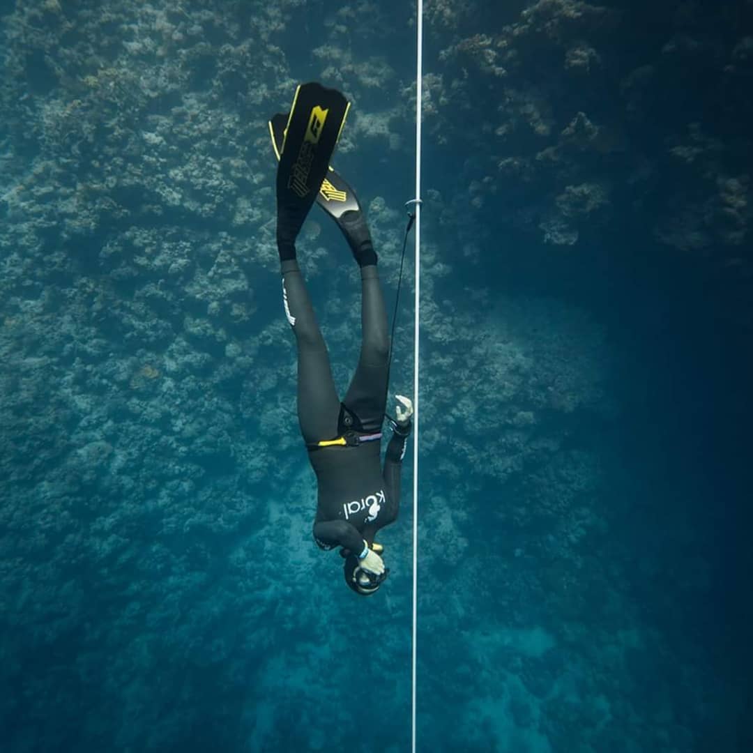 freediver meister athlete diving on a string