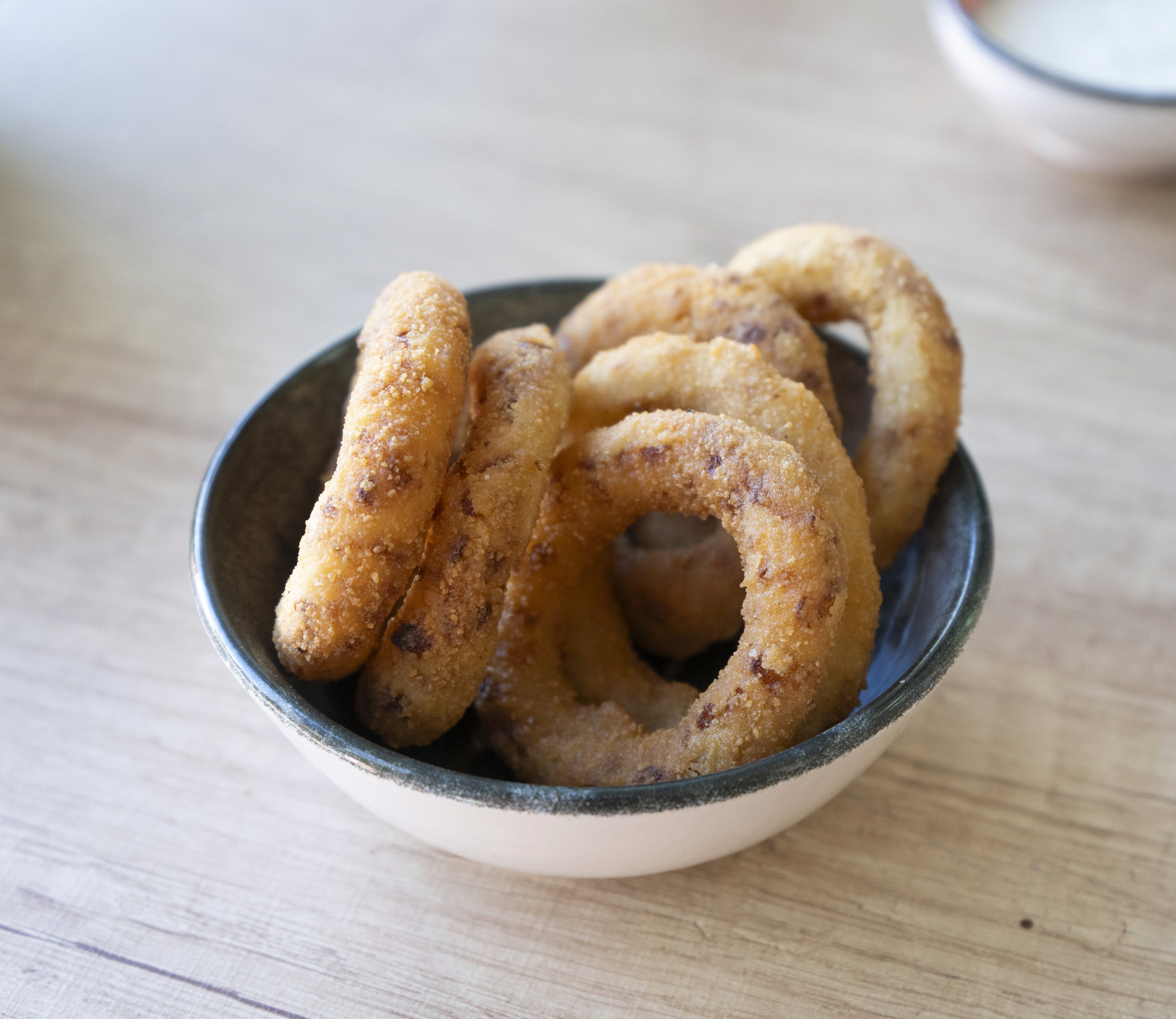 pote con aros de cebolla fritos.
