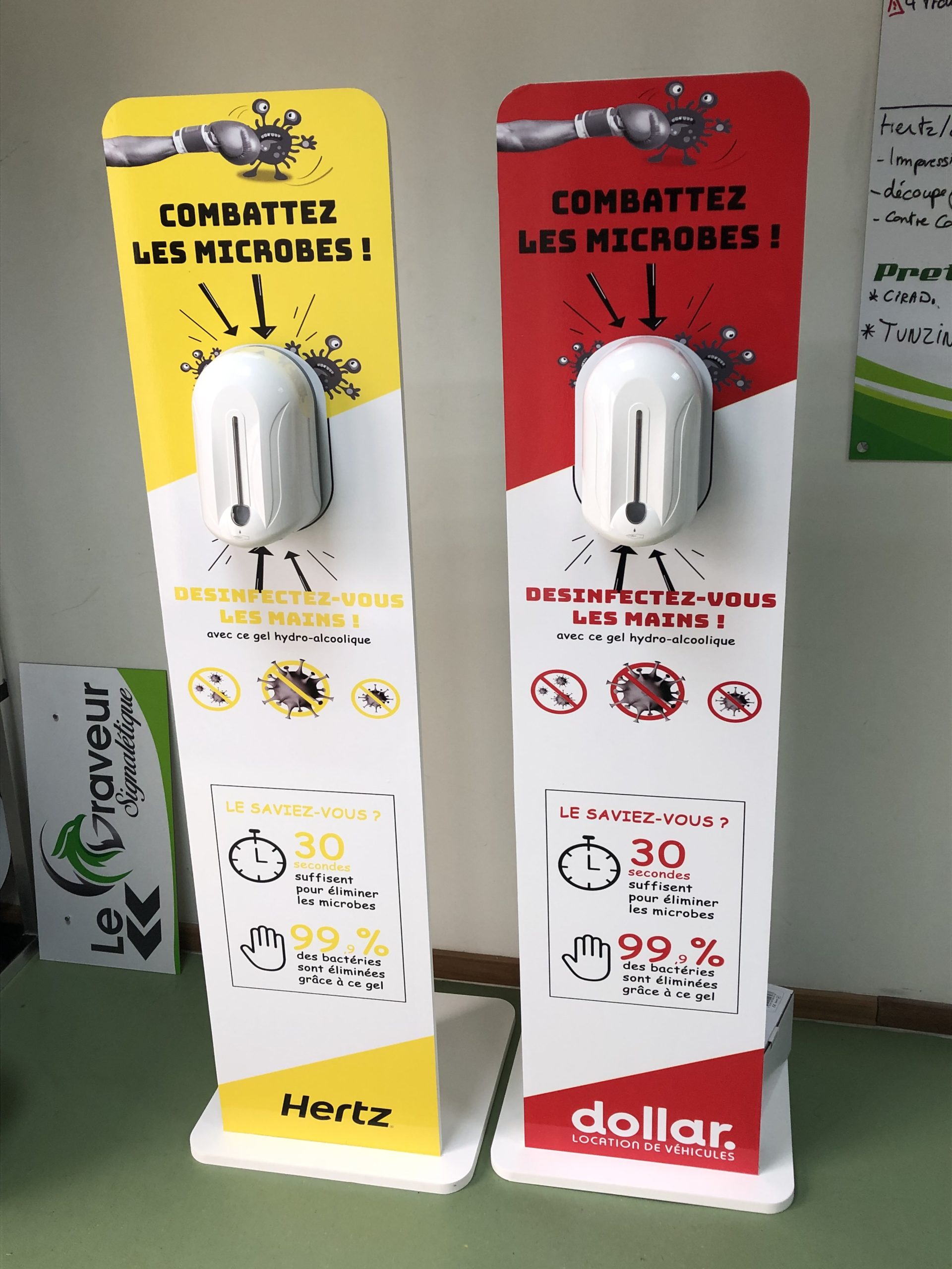 Deux distributeurs de désinfectant pour les mains sur pied, l'un jaune et l'autre rouge, avec le texte « Combattez les microbes ! ». Chacun promeut l'hygiène à l'aide de graphiques et de statistiques percutants.