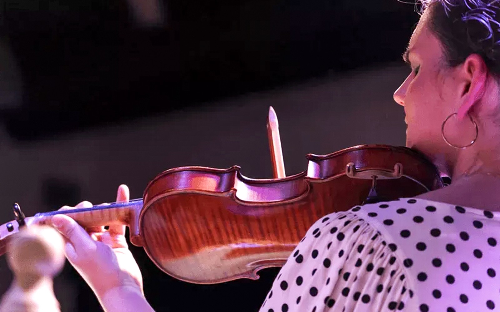 Fiolinist som opptrer på Sensaciones - Teatro Flamenco Granada.