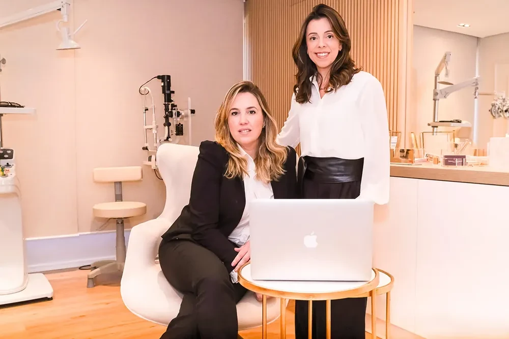 Dra. Letícia Rubman e Dra. Karla Drummond no consultório da R&D Oftalmologia