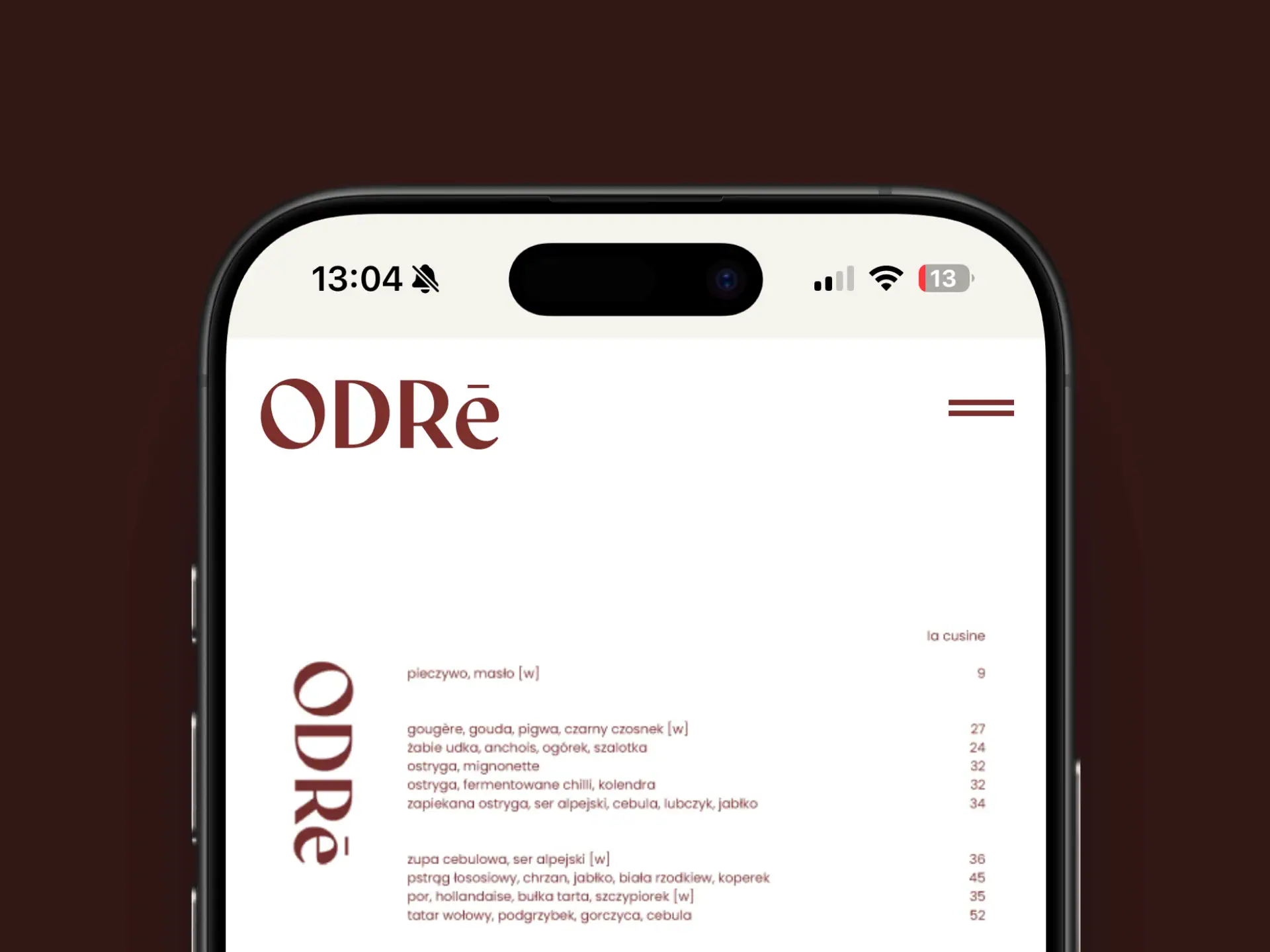 Mock-up telefonu i wersji mobilnej story restauracji Odre na burgundowym tle