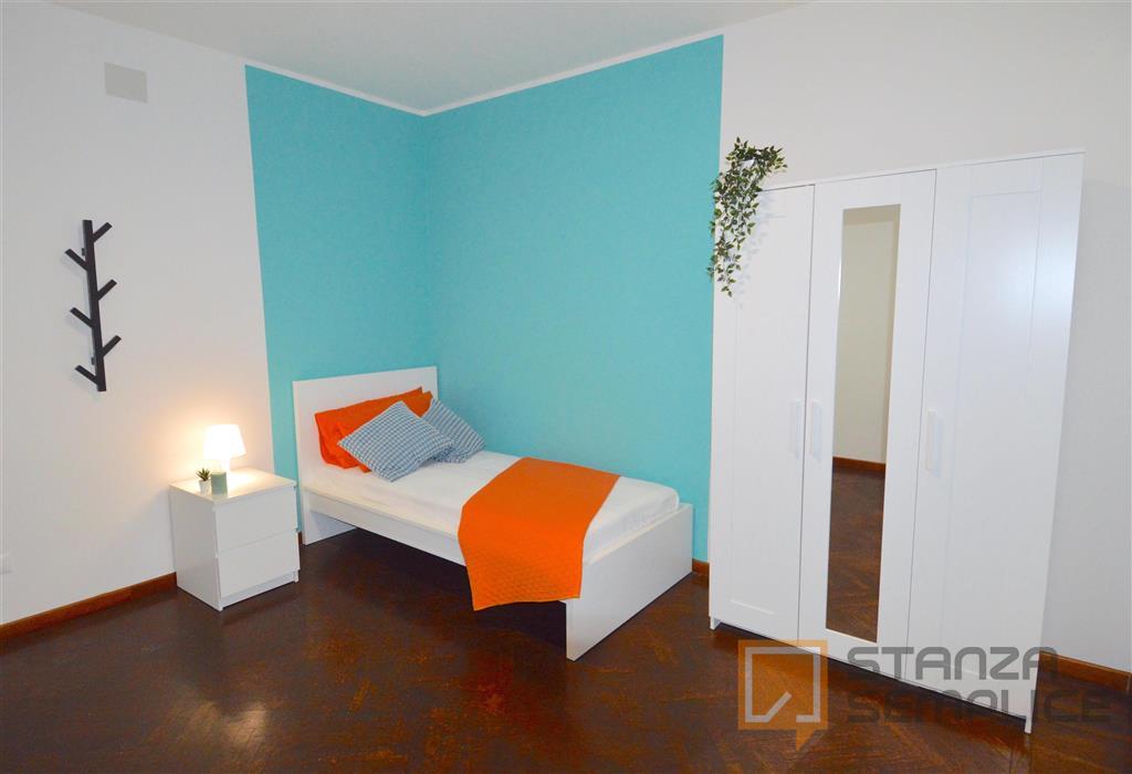 14 sqm room in Via Vignolese, Modena