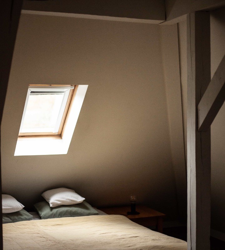 Łóżko małżeńskie w apartamencie w Villi Stara Apteka. Hotel dla grup w Srebrnej Górze