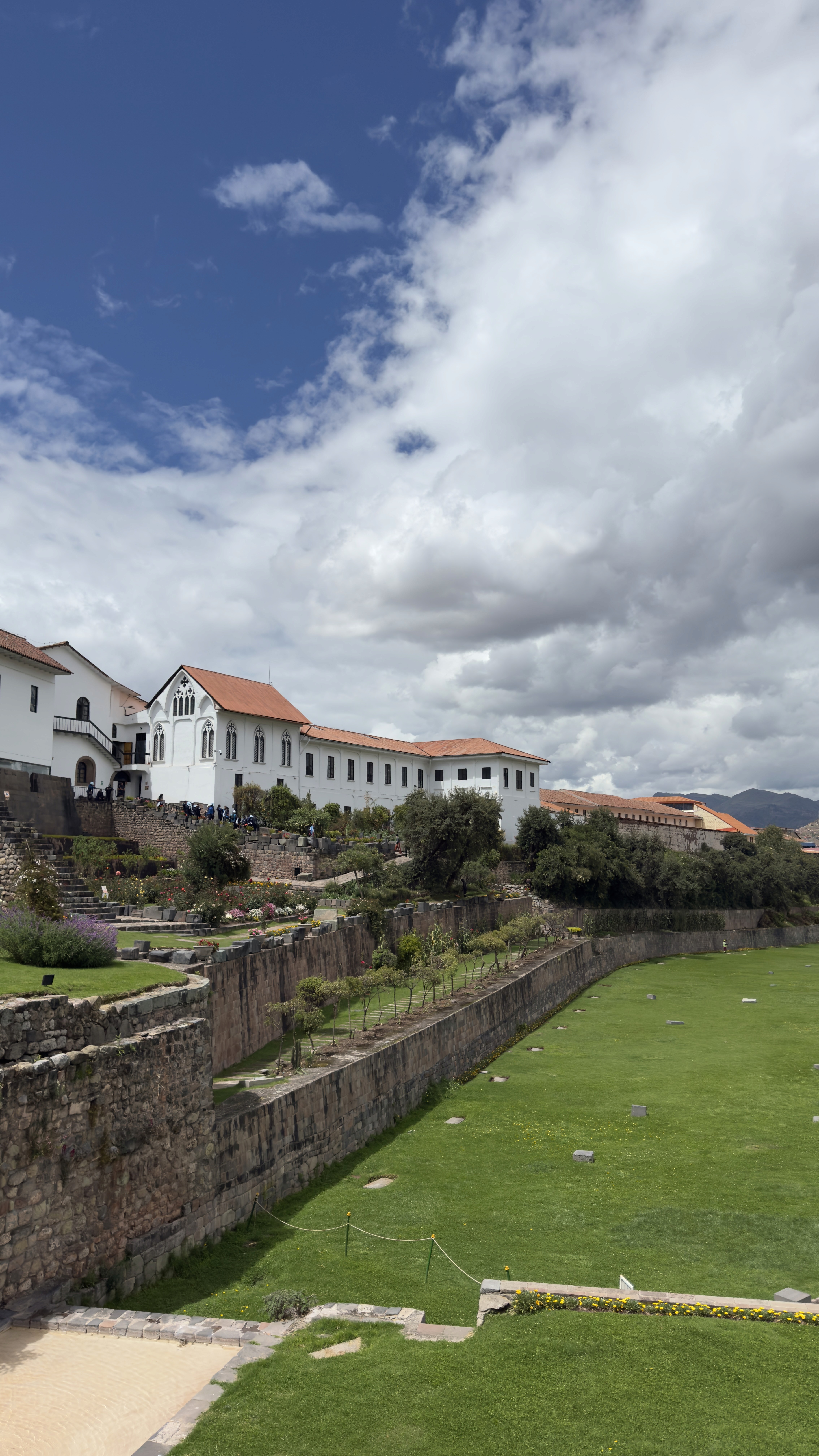 Vieux temple de Cusco sur une colline