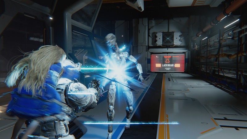 Pragmata gameplay — combat entre une astronaute et un robot androïde dans un couloir spatial en état de confinement