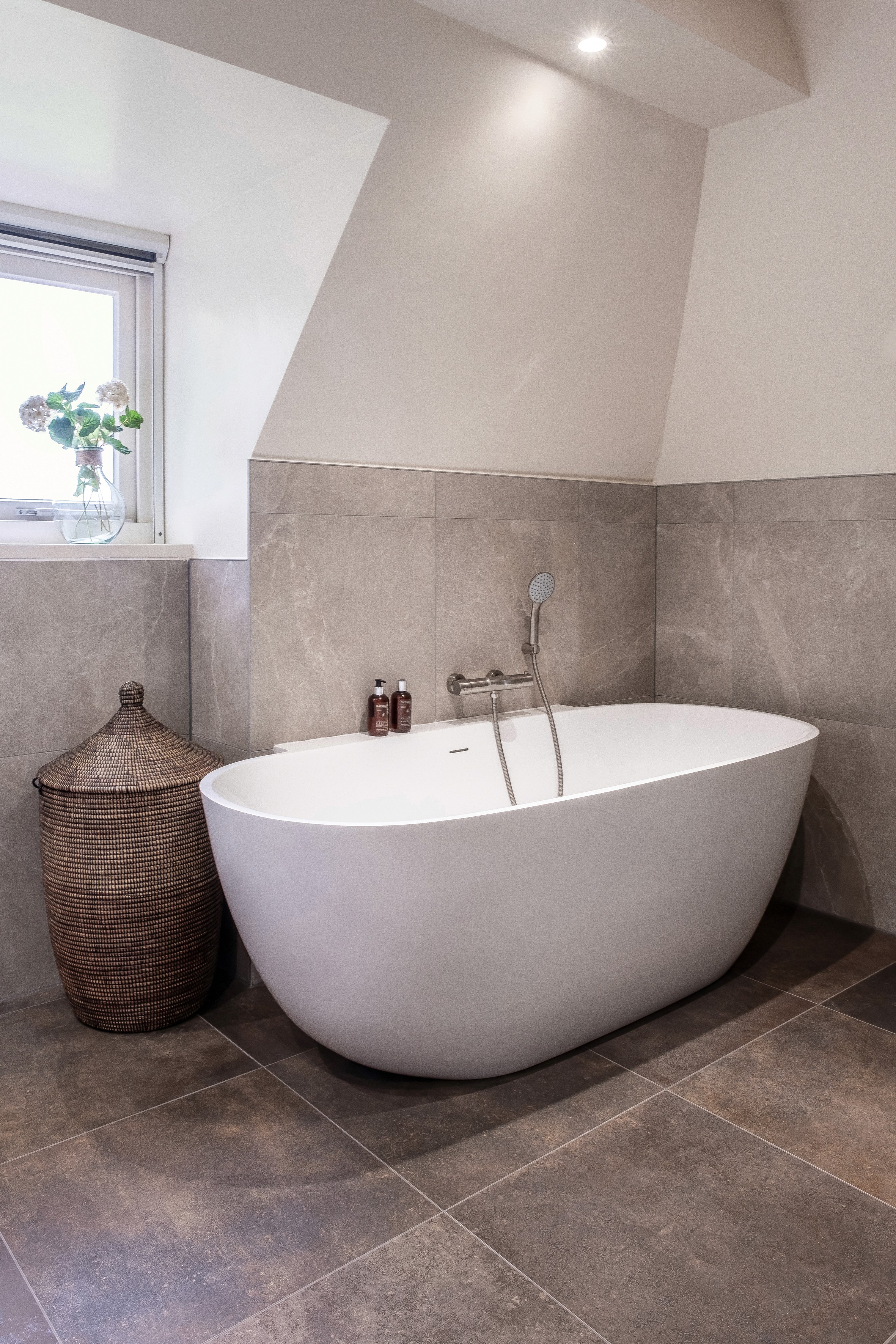 Luxe leefruimte met maatwerk meubels, wandverlichting en open indeling – interieurinspiratie op hoog niveau.