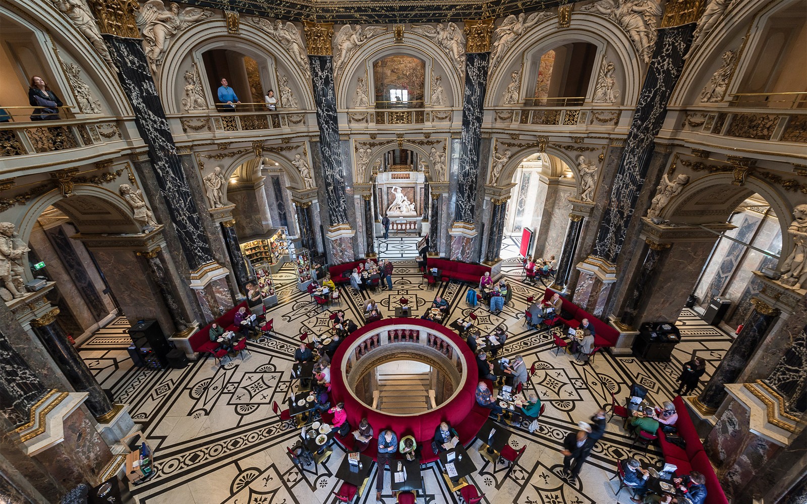 Interior Kunsthistorisches Museum dengan arsitektur ornamen dan pengunjung di Wina.