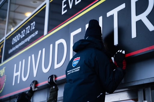 Upplyst fasadskylt med företagslogotyp, exempel på 4Signs skyltar.