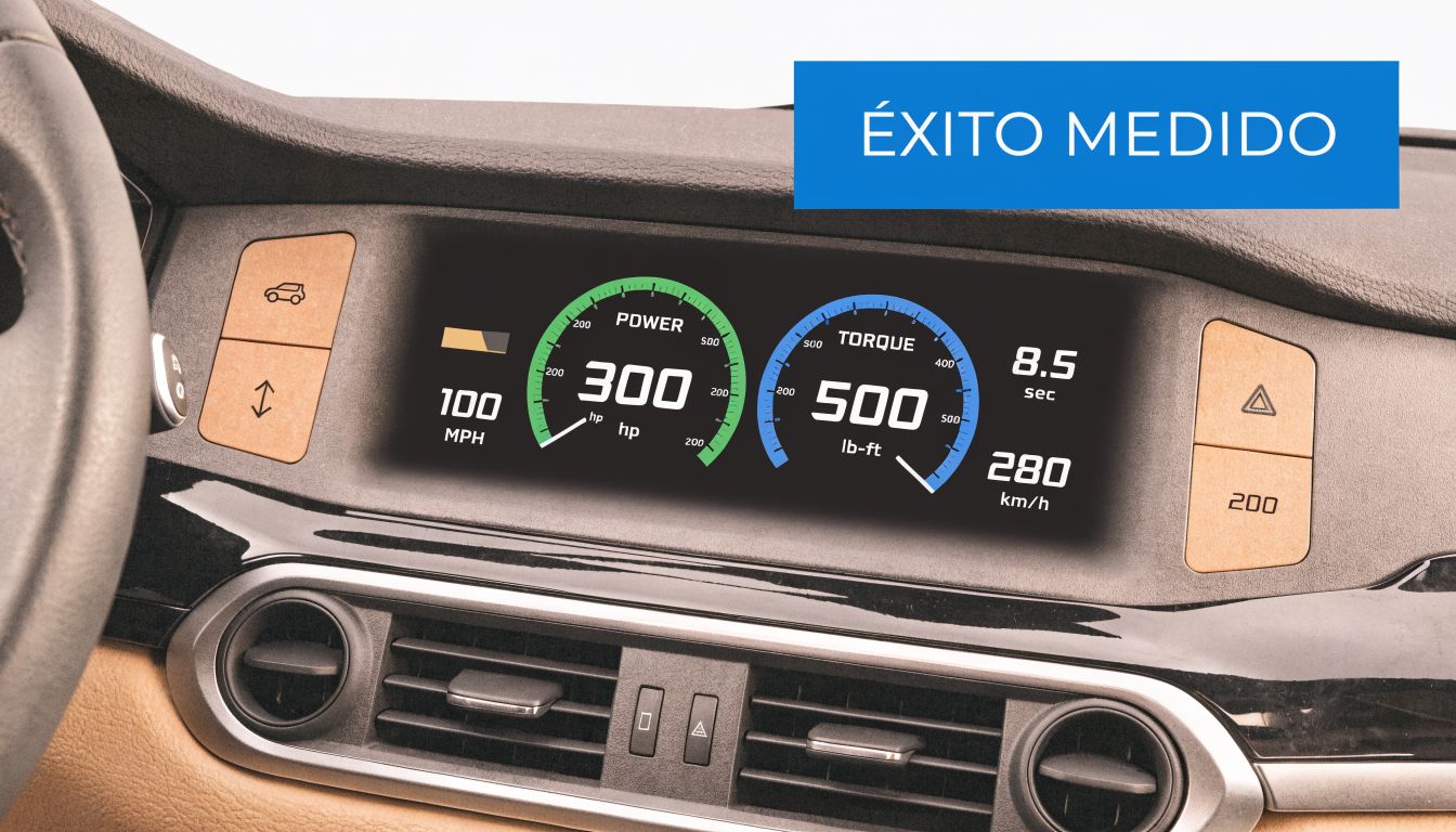 Tablero digital moderno de un vehículo mostrando indicadores de potencia, torque, velocidad y tiempo en pantalla.
