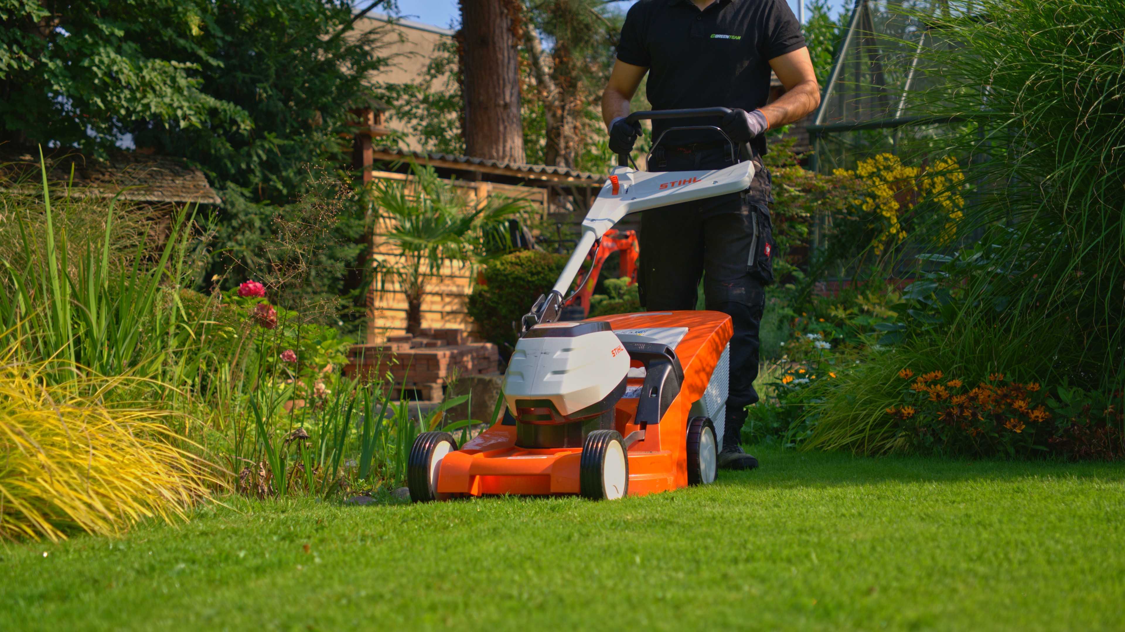 Gärner mit Rasenmäher